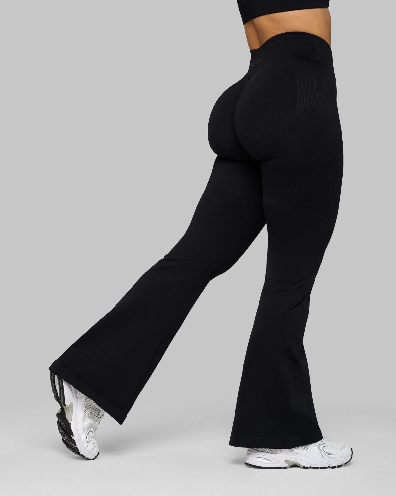 Elevate™ Sculpting Mid V-Waist Scrunch Flare | Night Black