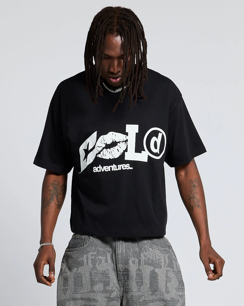 ADVENTURES TEE BLACK & WHITE