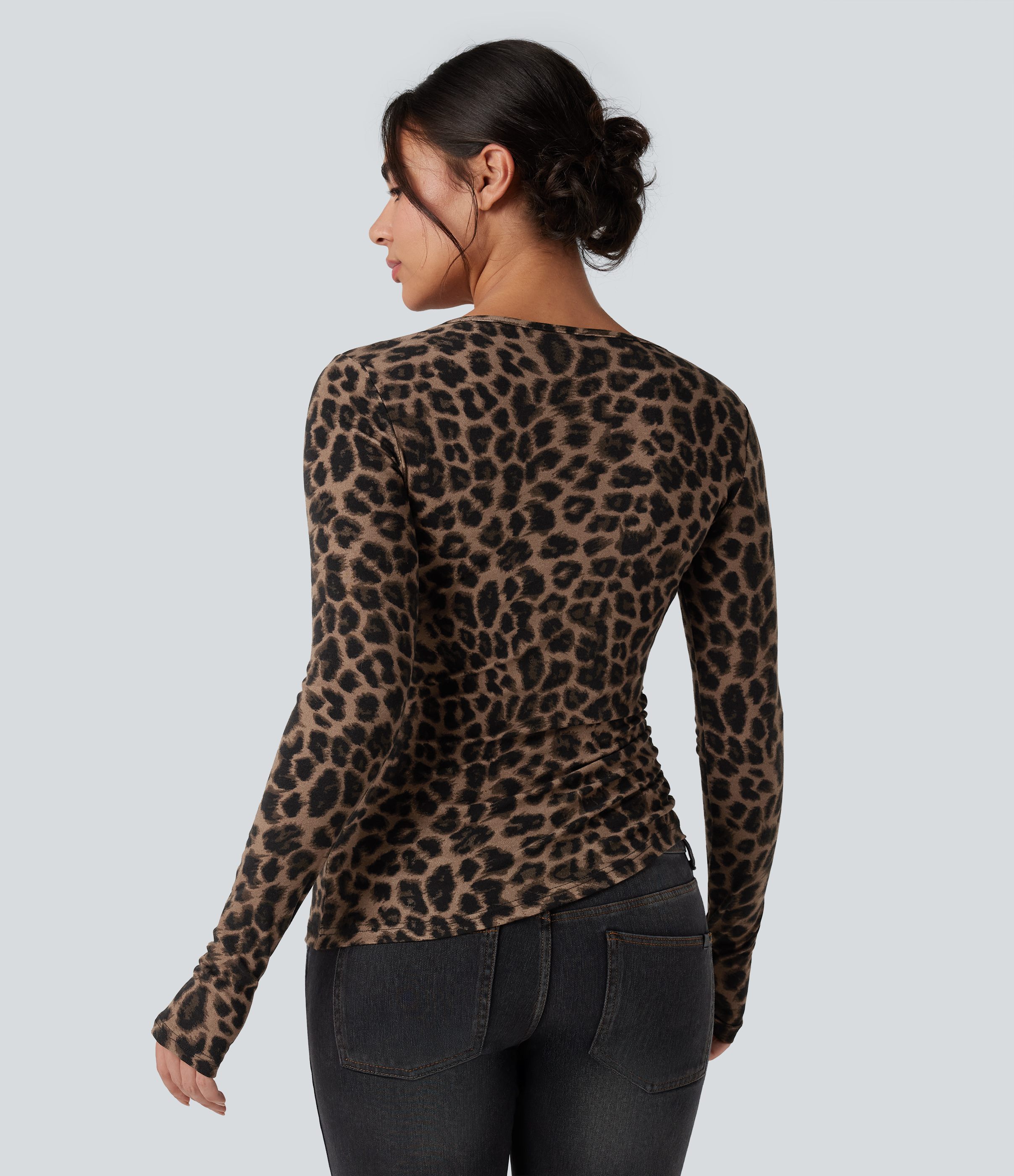 Scoop Neck Long Sleeve Thumb Hole Asymmetric Hem Leopard Print Casual T-Shirt