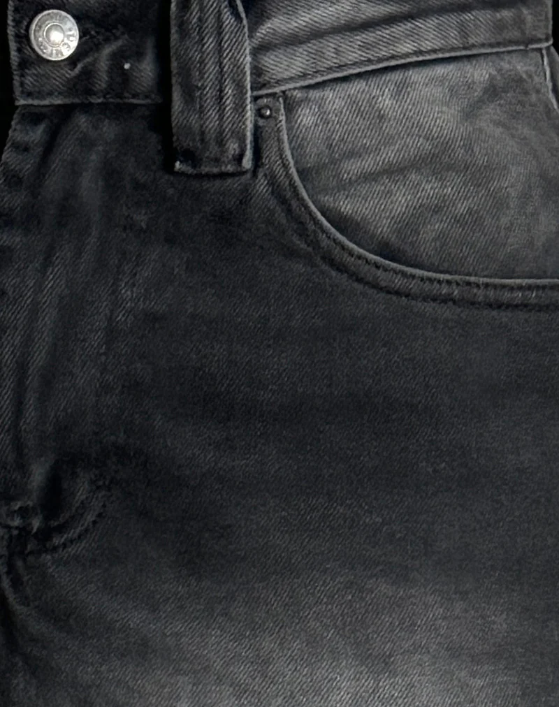 Low Rise Skater Short in Extreme Black