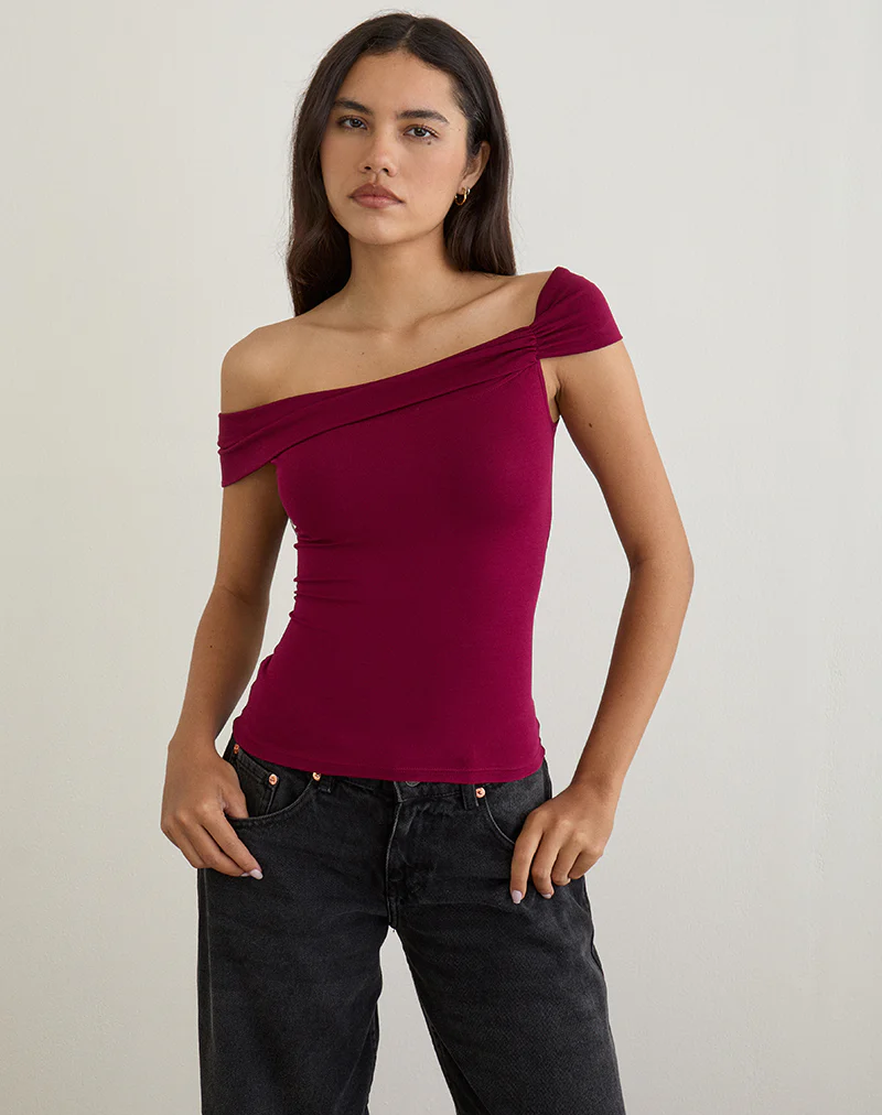 Cuthbe Off the Shoulder Twist Top in Burgundy