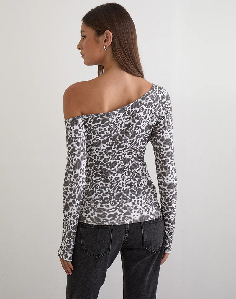 Matiah Off Shoulder Top in Jersey Blurry Leopard Grey