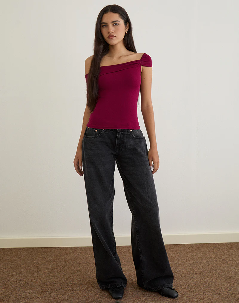 Cuthbe Off the Shoulder Twist Top in Burgundy