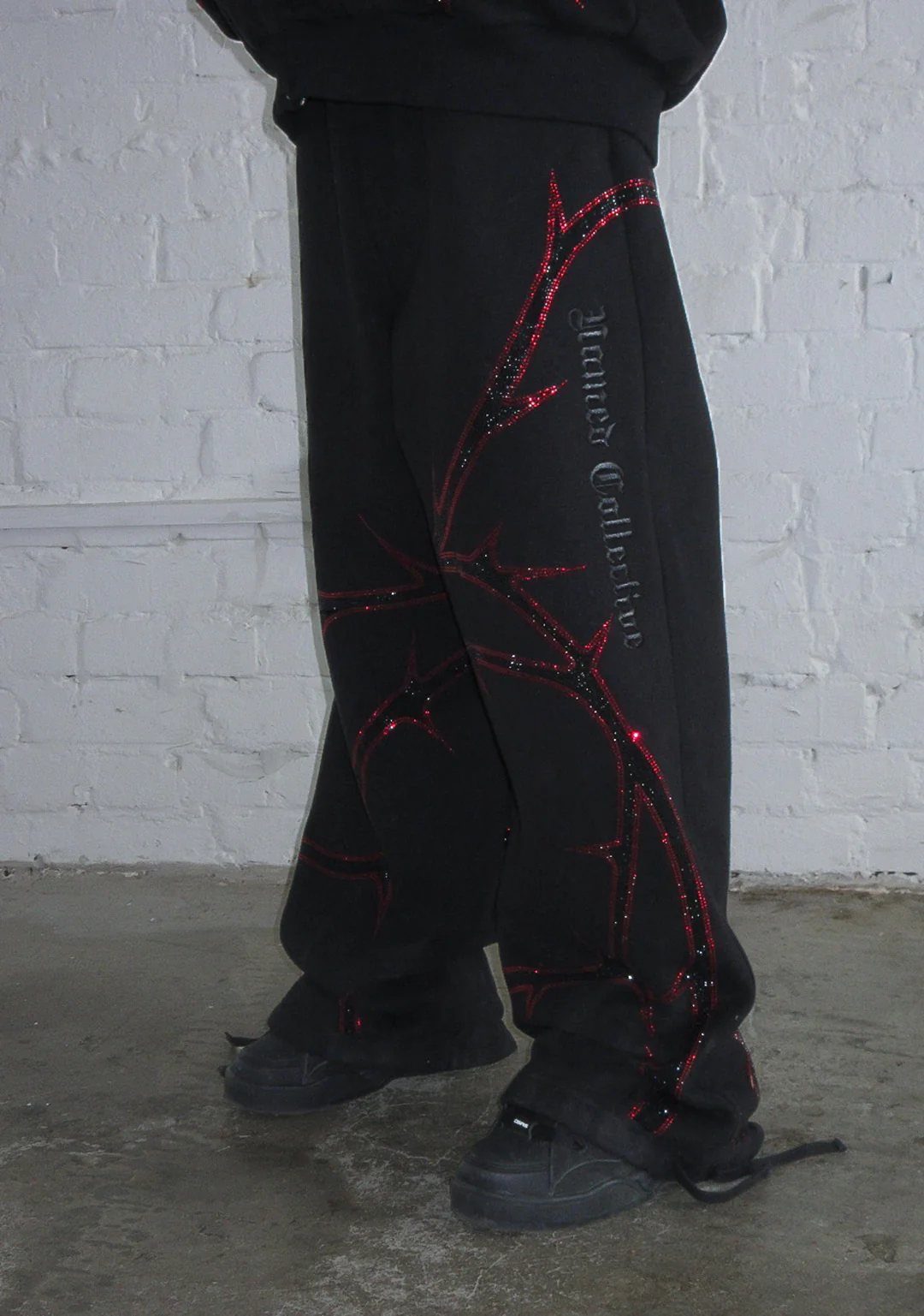THORN RHINESTONE SWEATPANTS BLACK AND RED
