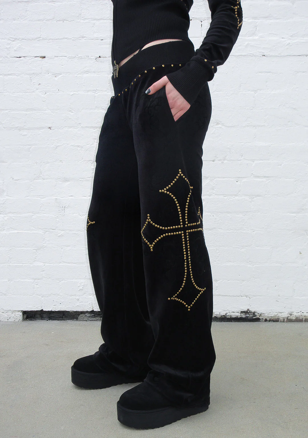 REBEL STUDDED VELOUR SWEATPANTS BLACK