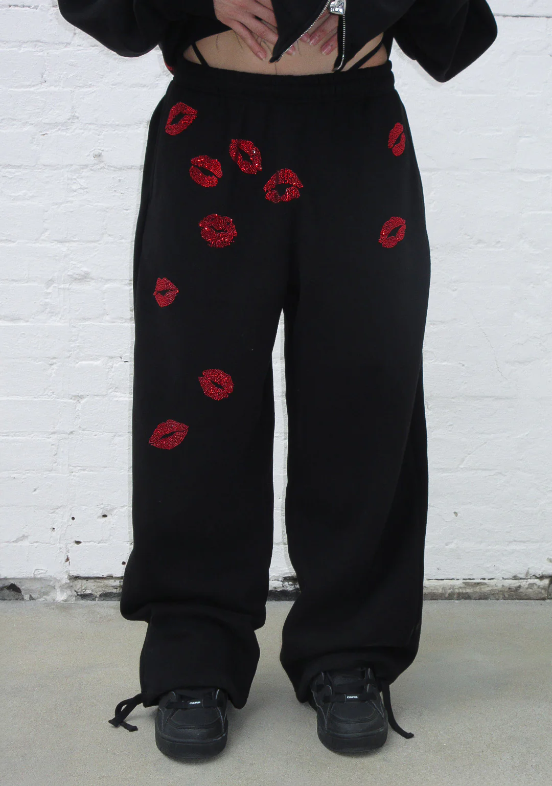 TEASE RHINESTONE KISS OVERSIZED SWEATPANTS BLACK