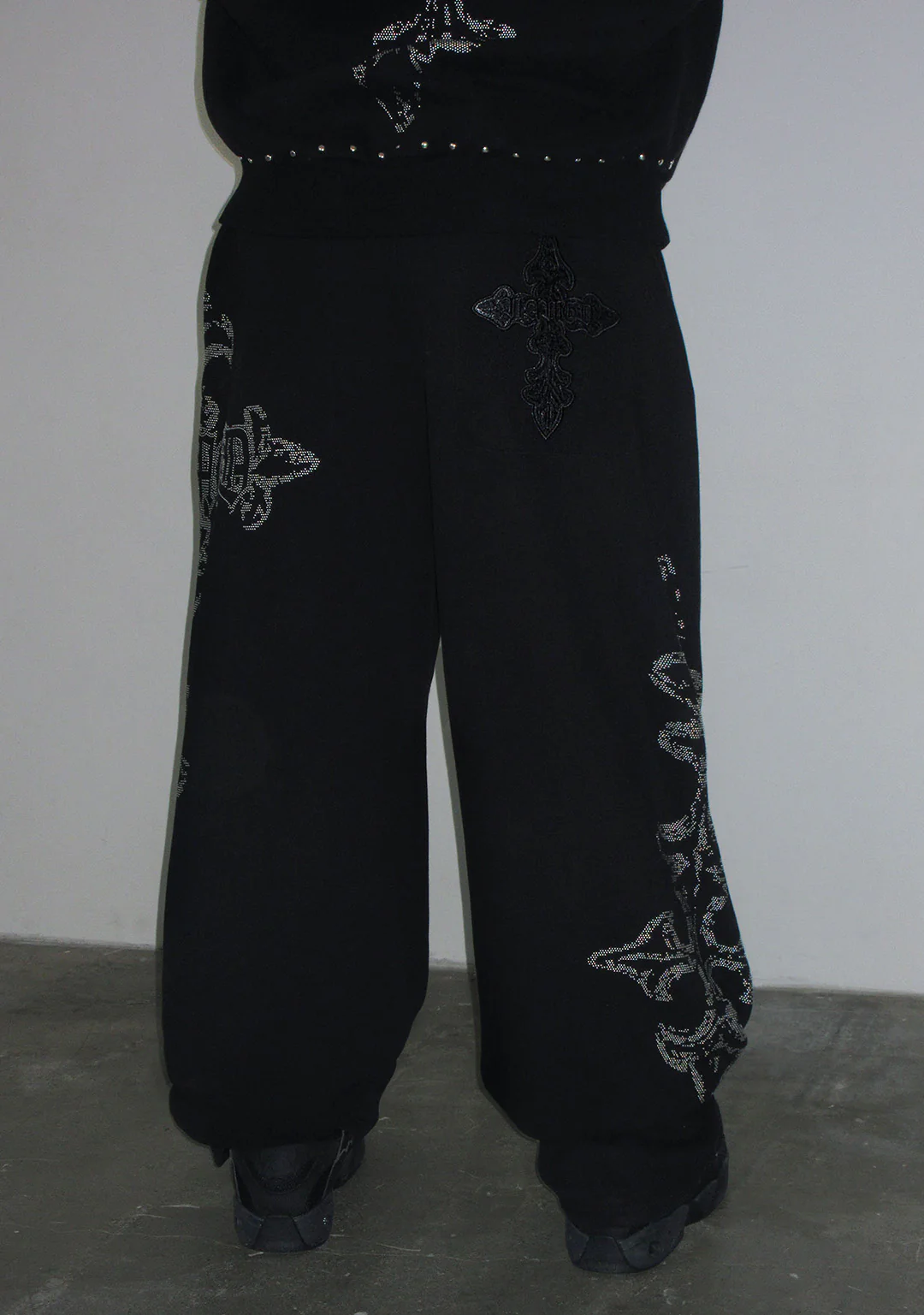 FERAL STUDDED OVERSIZED SWEATPANTS BLACK
