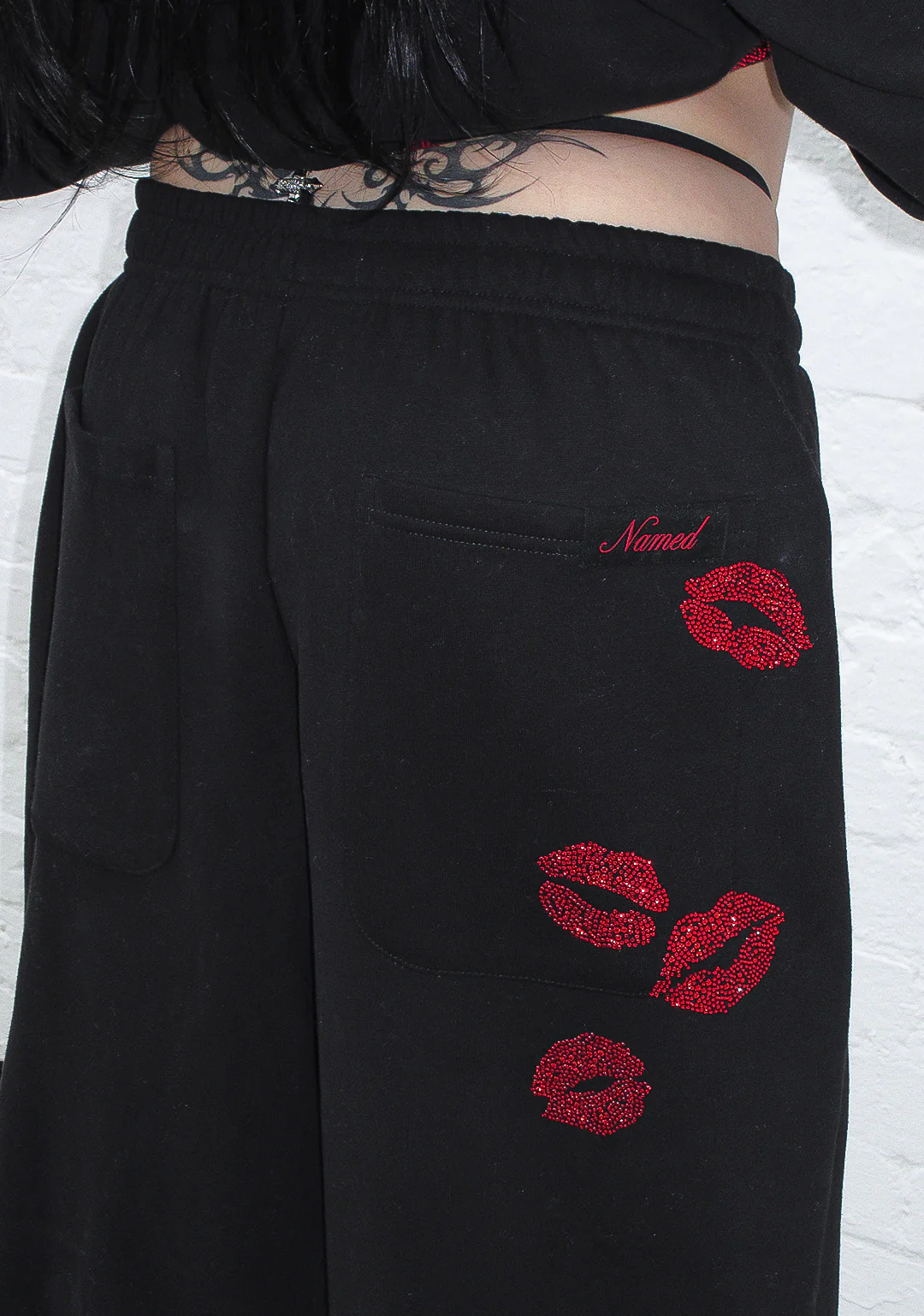 TEASE RHINESTONE KISS OVERSIZED SWEATPANTS BLACK