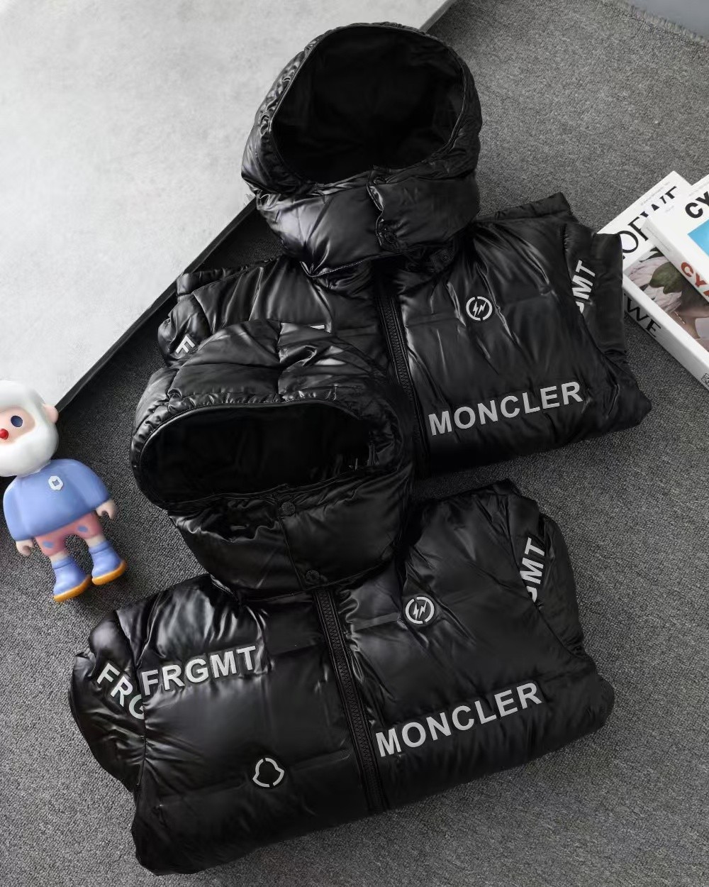 MONC Fujiwara Hiroshi co-branded full-print letter shiny down jacket