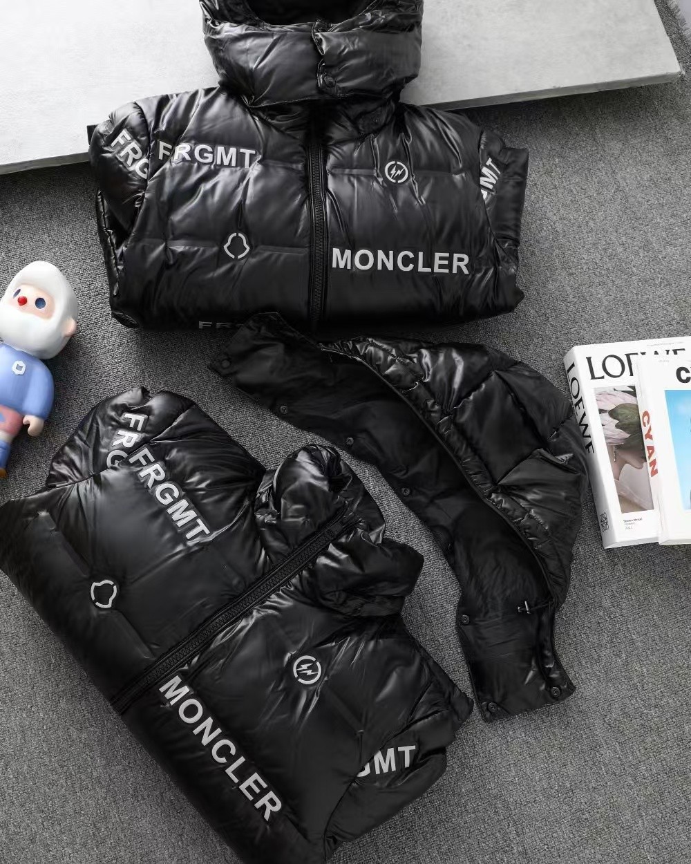 MONC Fujiwara Hiroshi co-branded full-print letter shiny down jacket