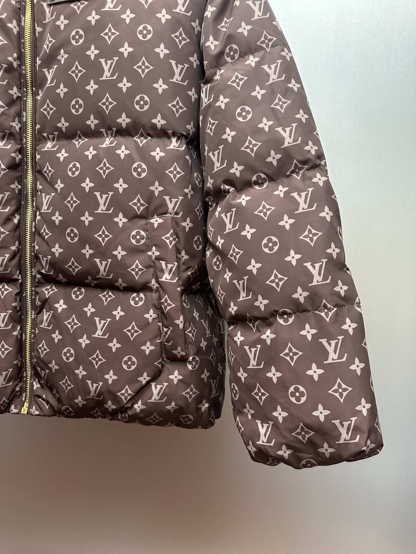 L X V LOGO Down Jacket 2025