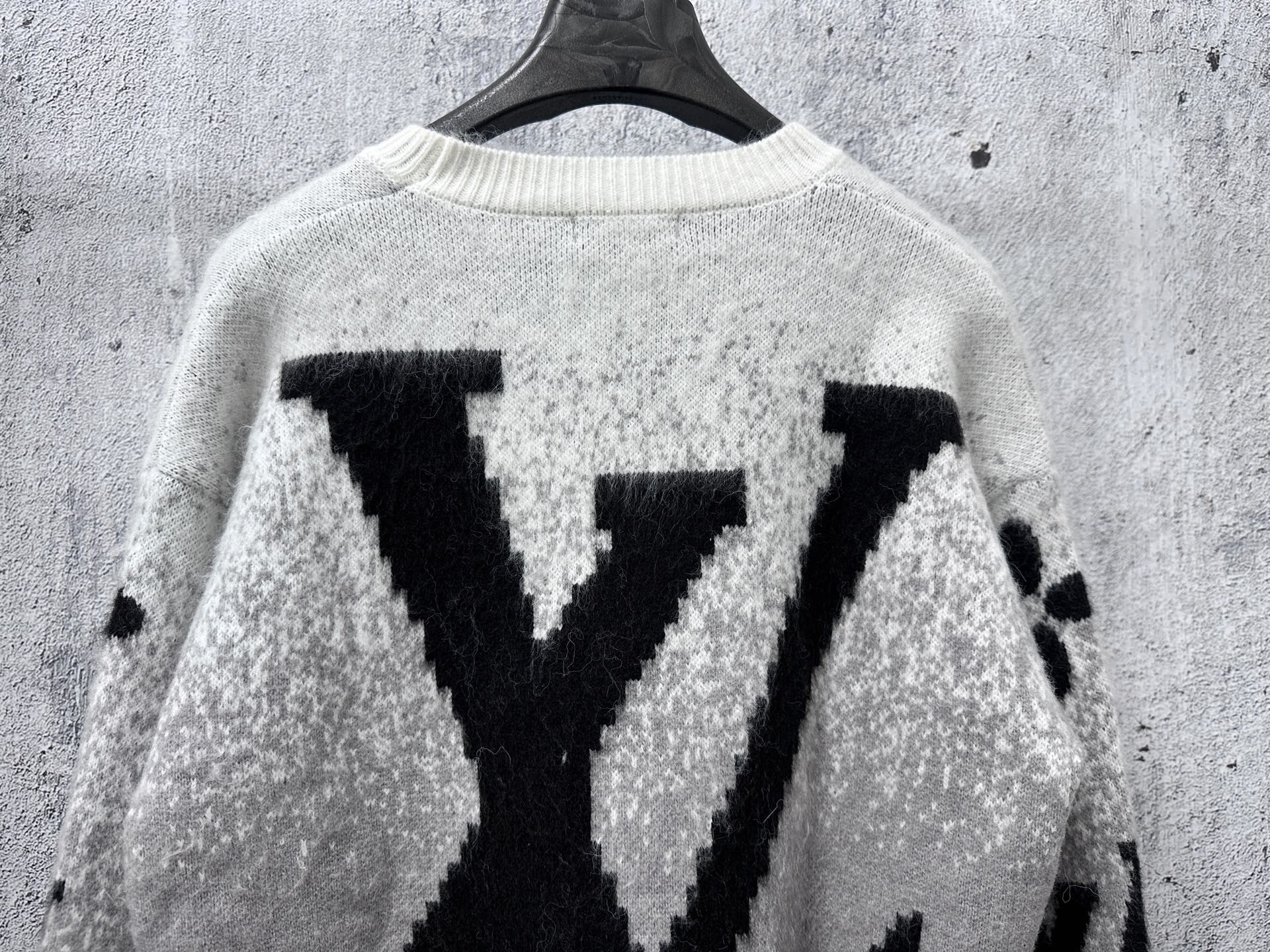L X V  Sweater 2025
