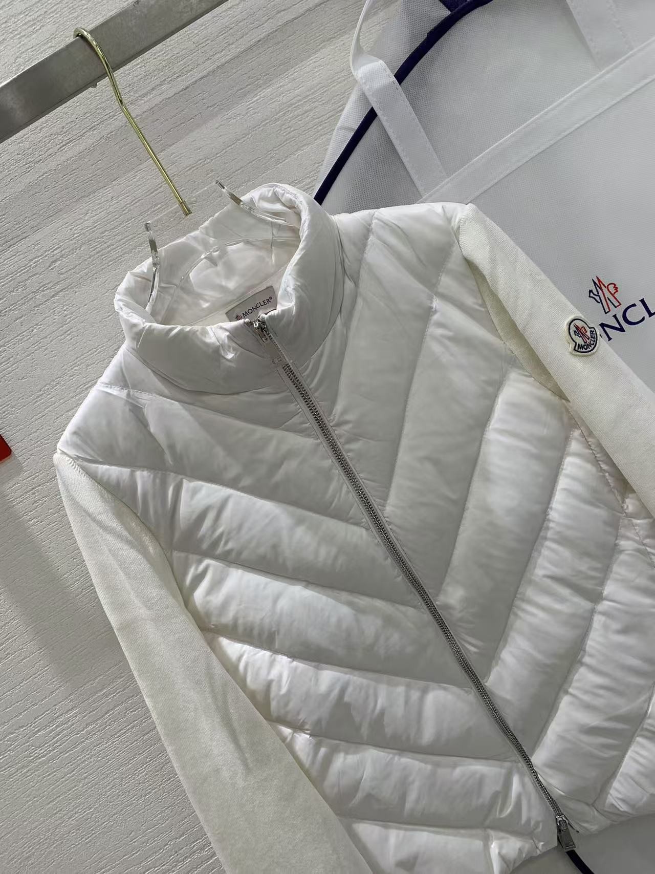 MONC new women's V-pattern stitching knitted sleeves stand collar down jacket