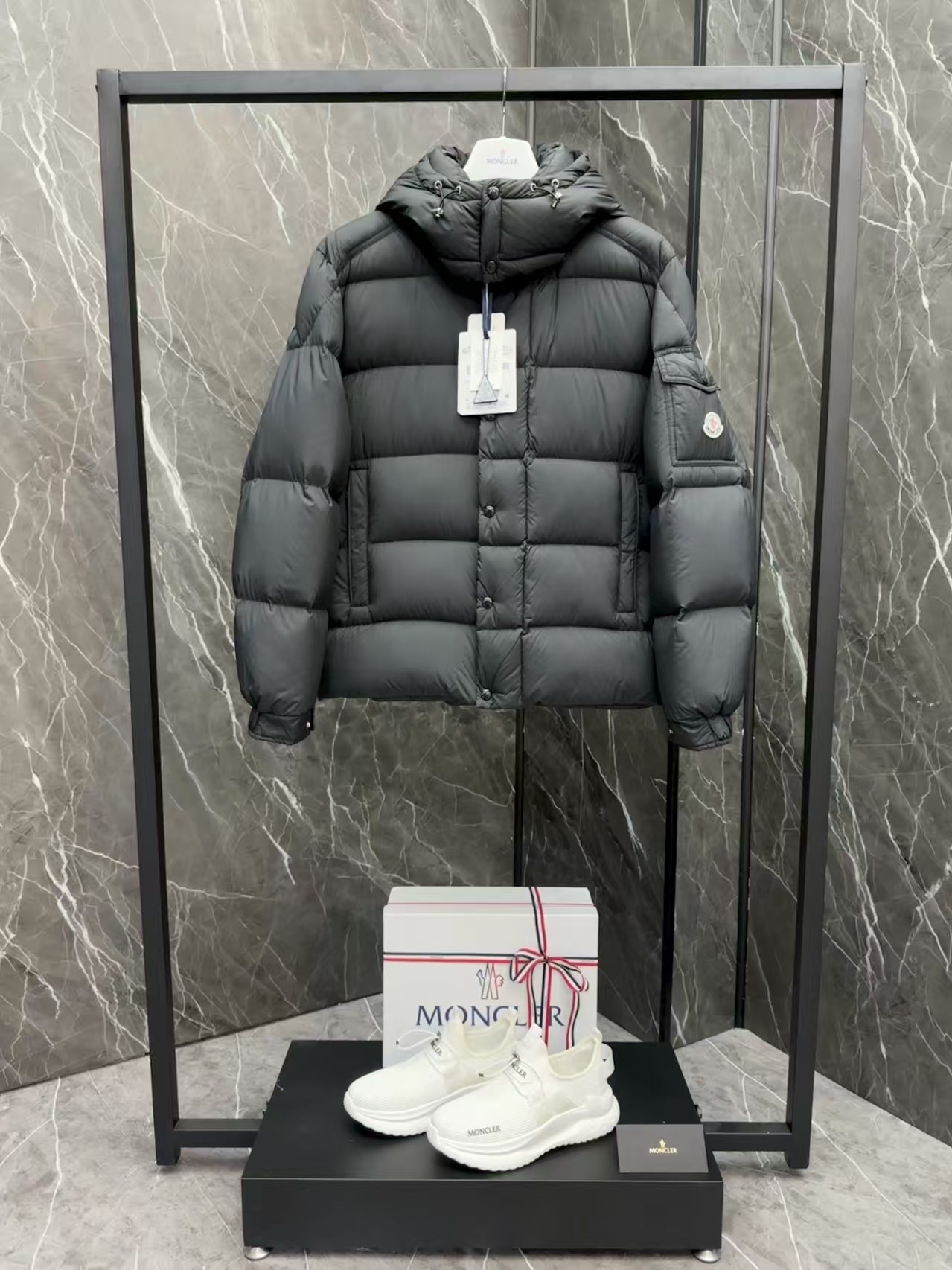 MONC Vezere Short Down Jacket