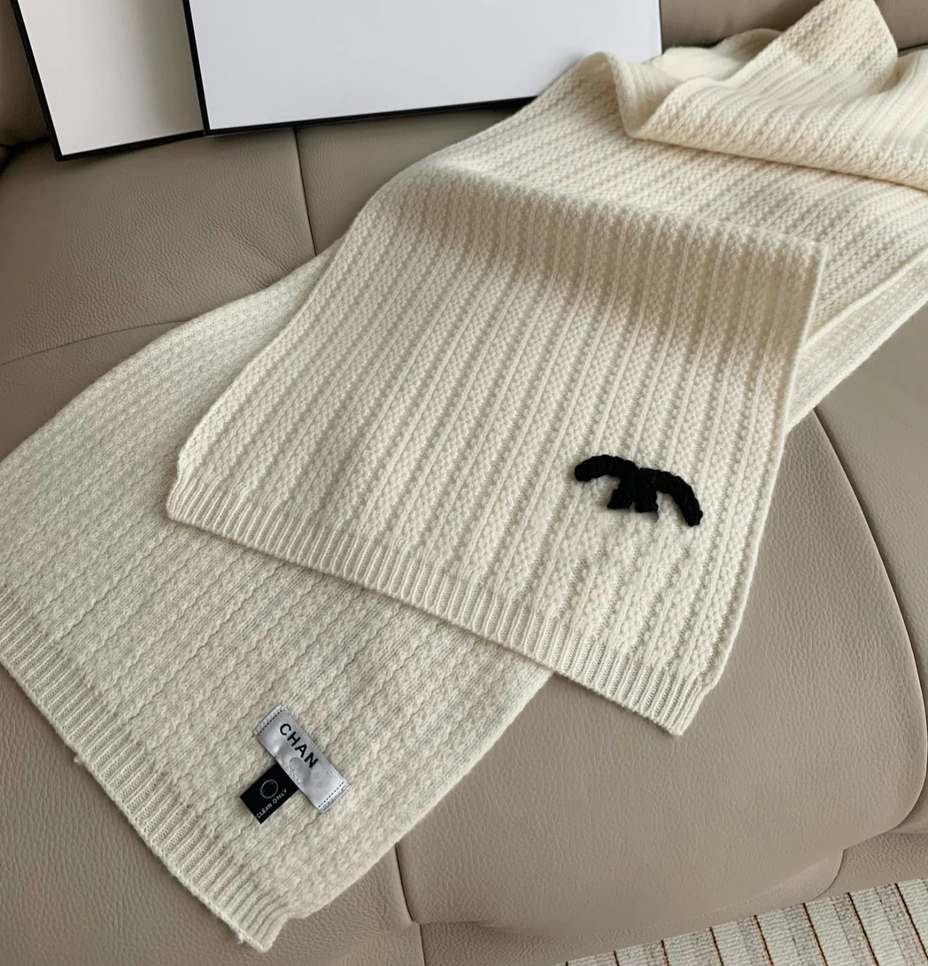 CC SCARF BLACK AND WHITE