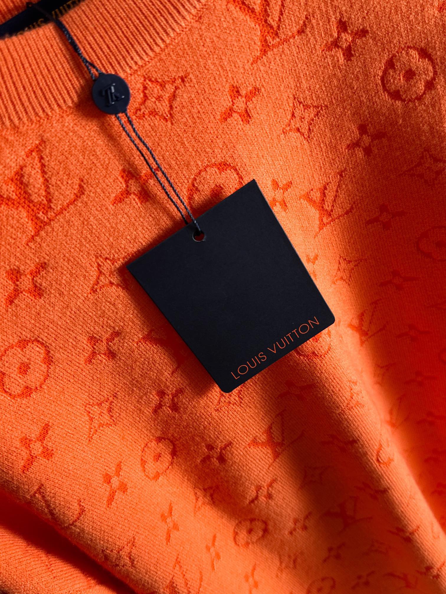 L X V SWEATER 2025