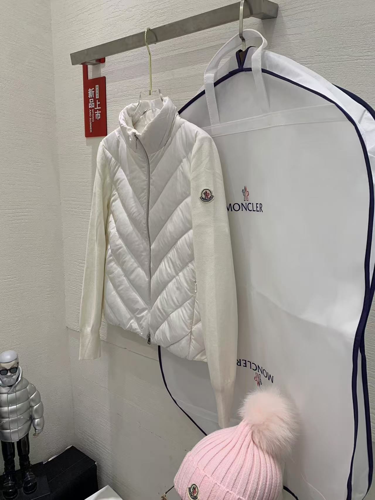 MONC new women's V-pattern stitching knitted sleeves stand collar down jacket