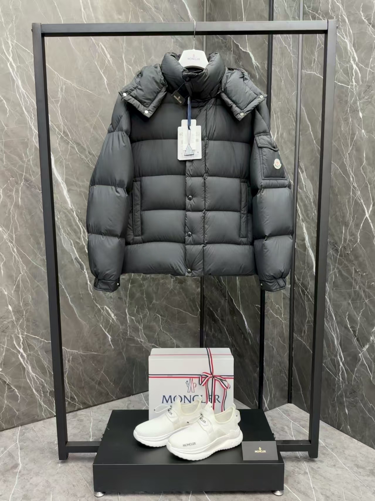 MONC Vezere Short Down Jacket