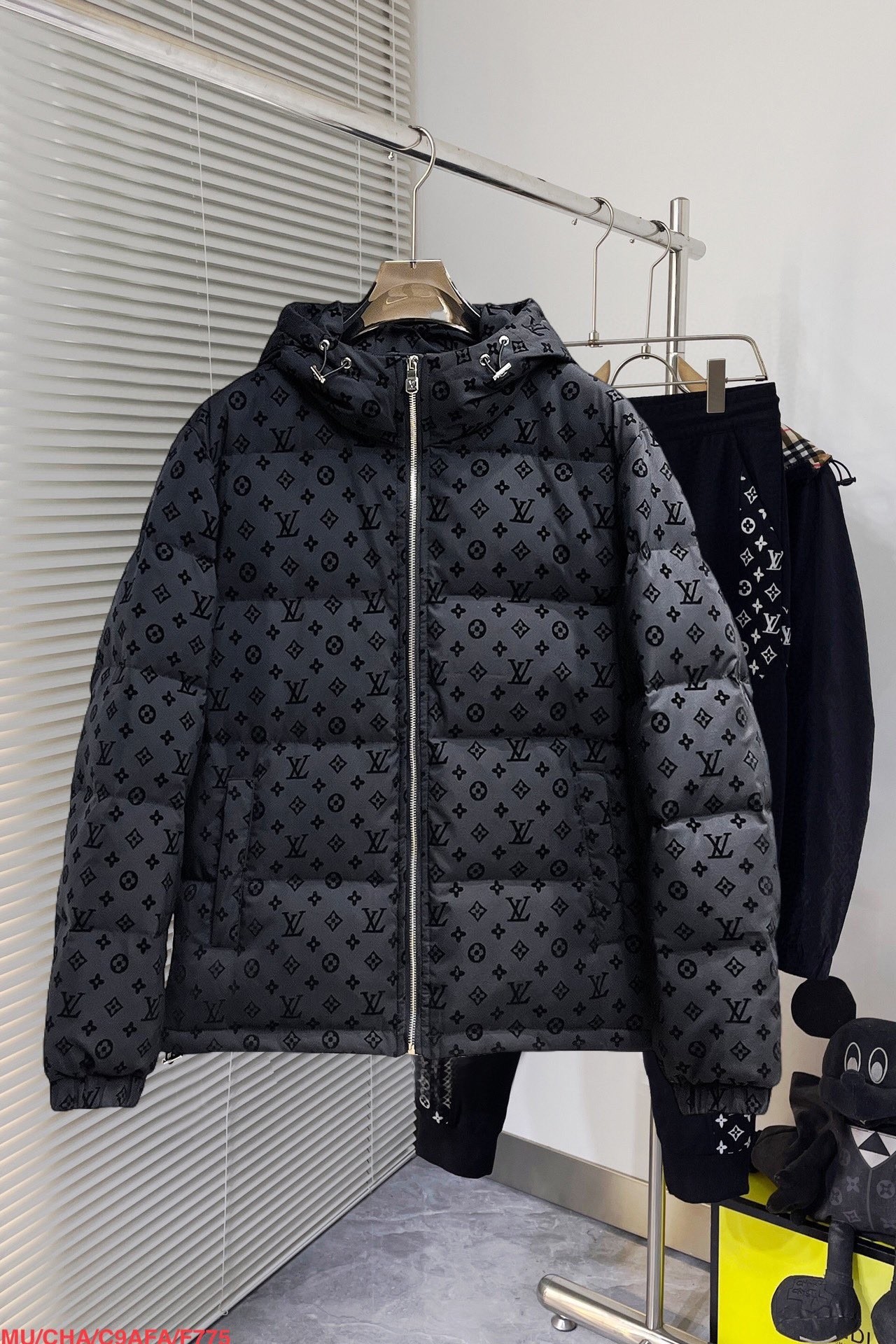 L X V LOGO Down Jacket 2025