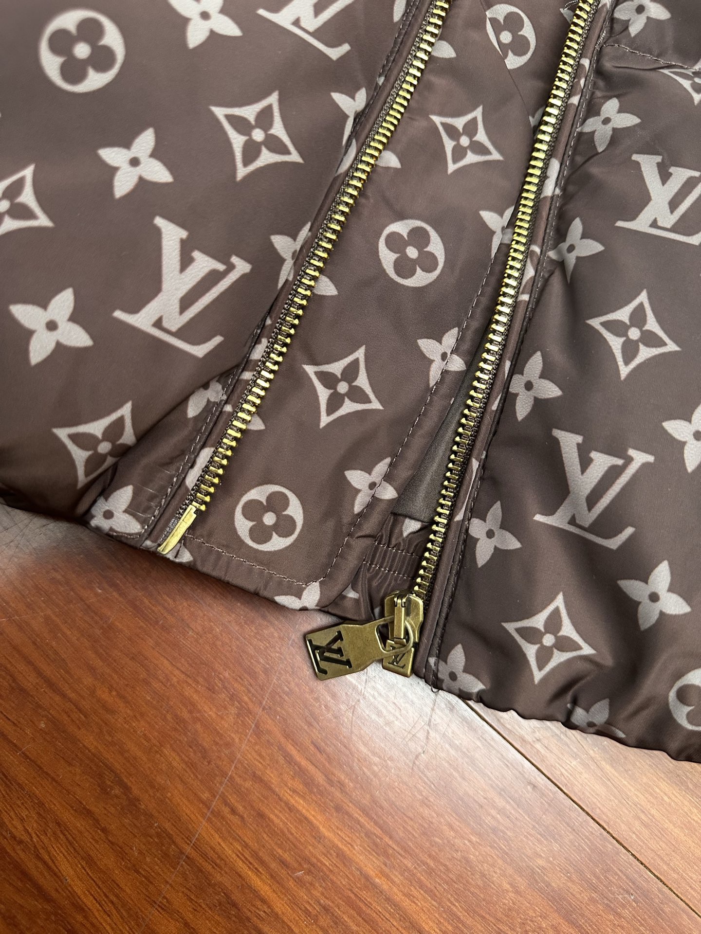 L X V LOGO Down Jacket 2025