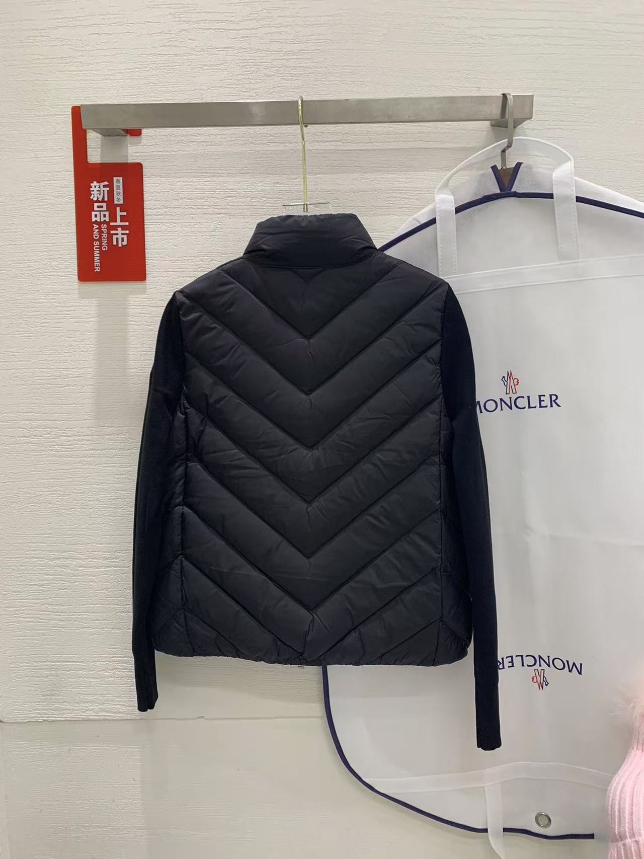 MONC new women's V-pattern stitching knitted sleeves stand collar down jacket