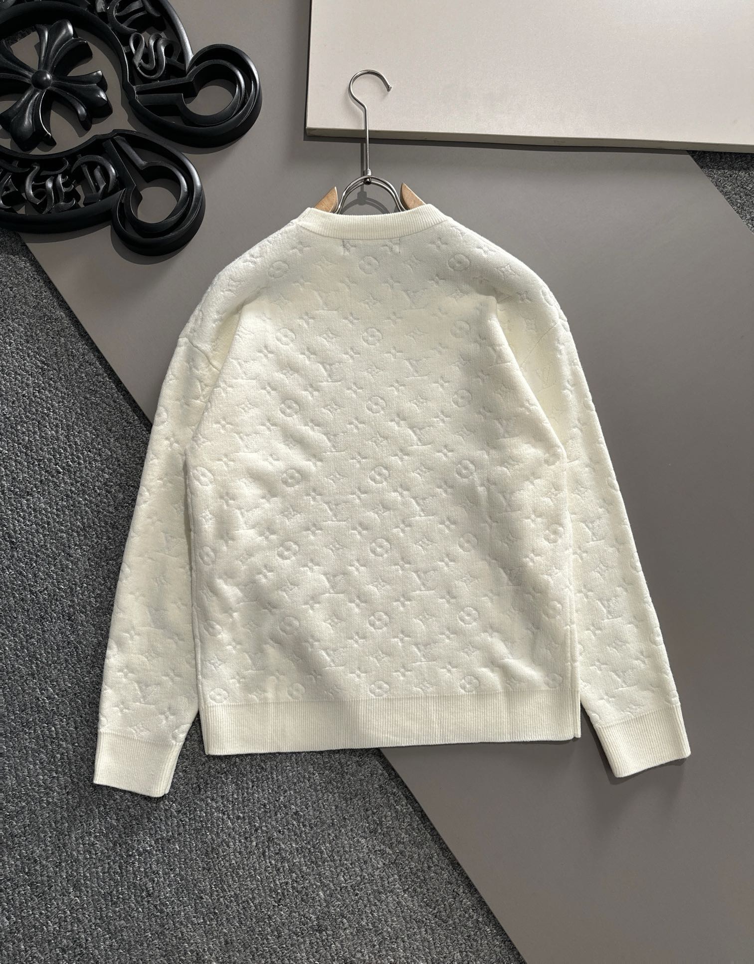 L X V SWEATER 2025