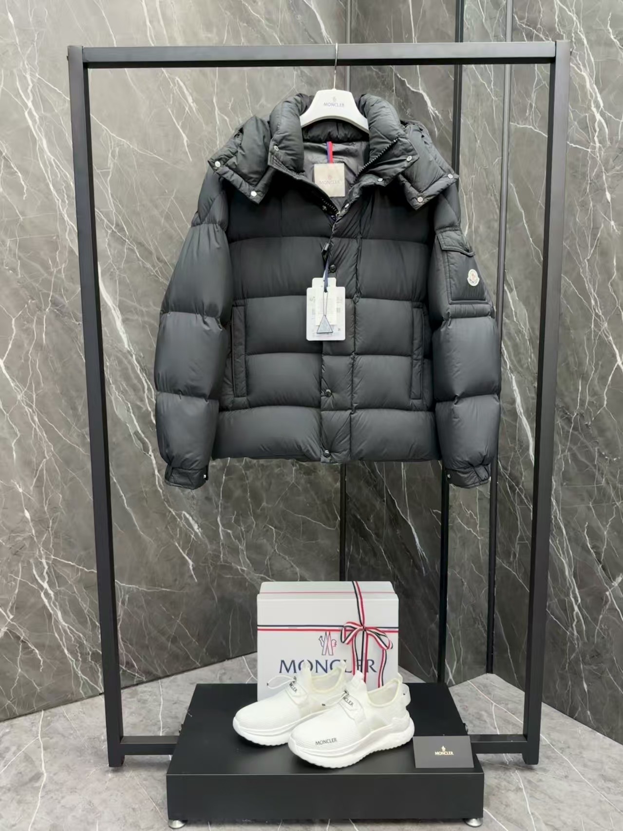 MONC Vezere Short Down Jacket