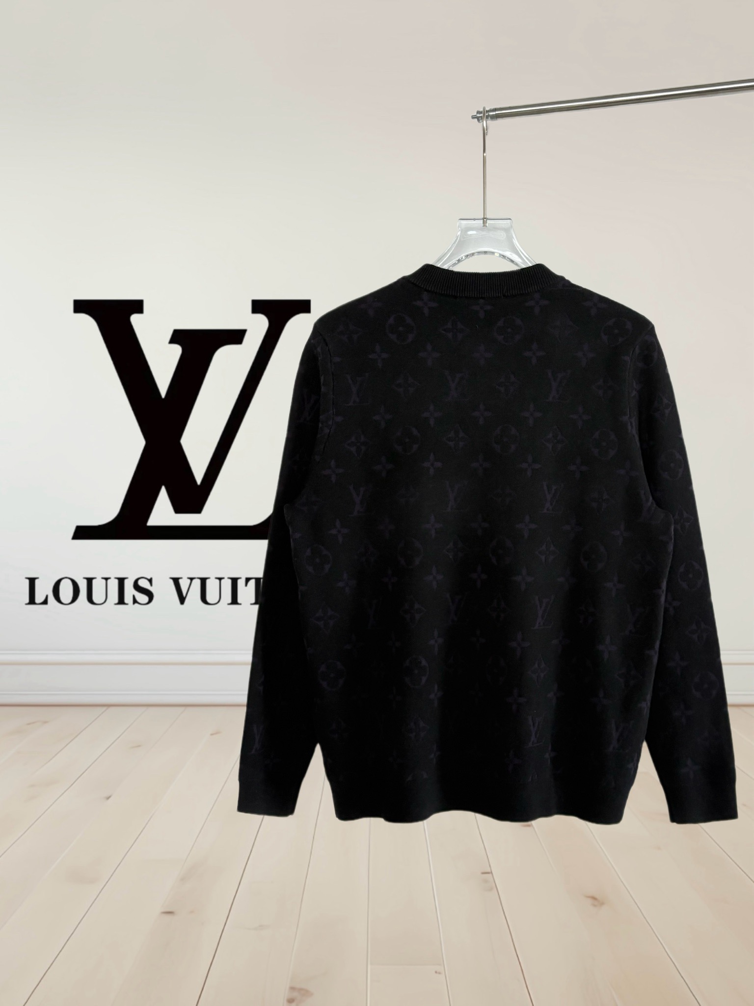 L X V SWEATER 2025