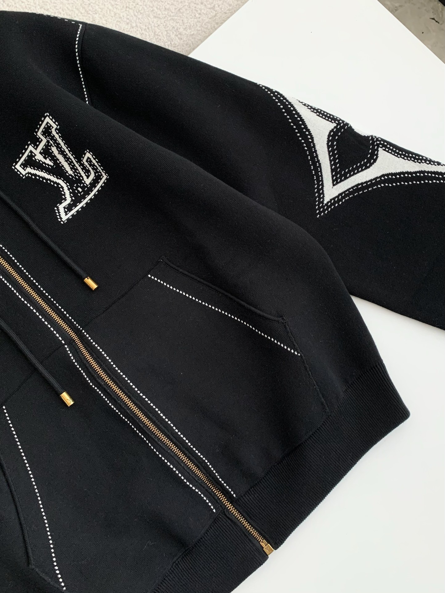 L X V  SS24 Logo Inlaid flower zipper sweatshirt Jackets