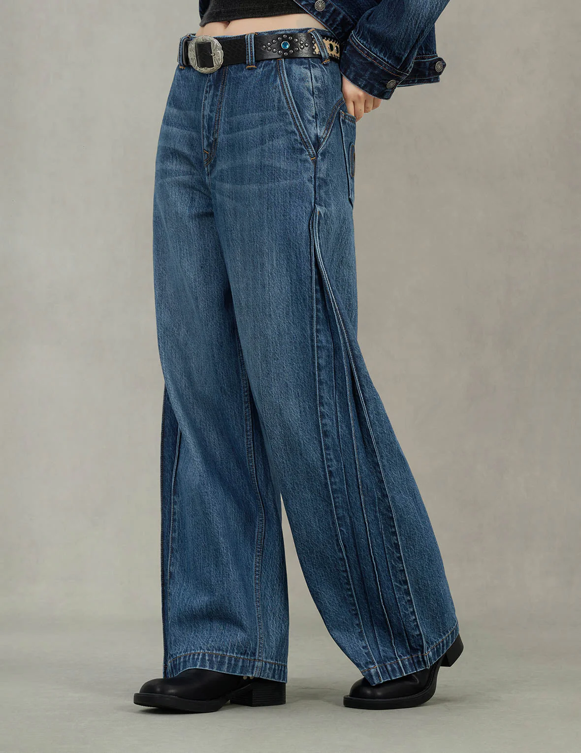 Seagull Embossed Fashion Fit Pleated Jeans
