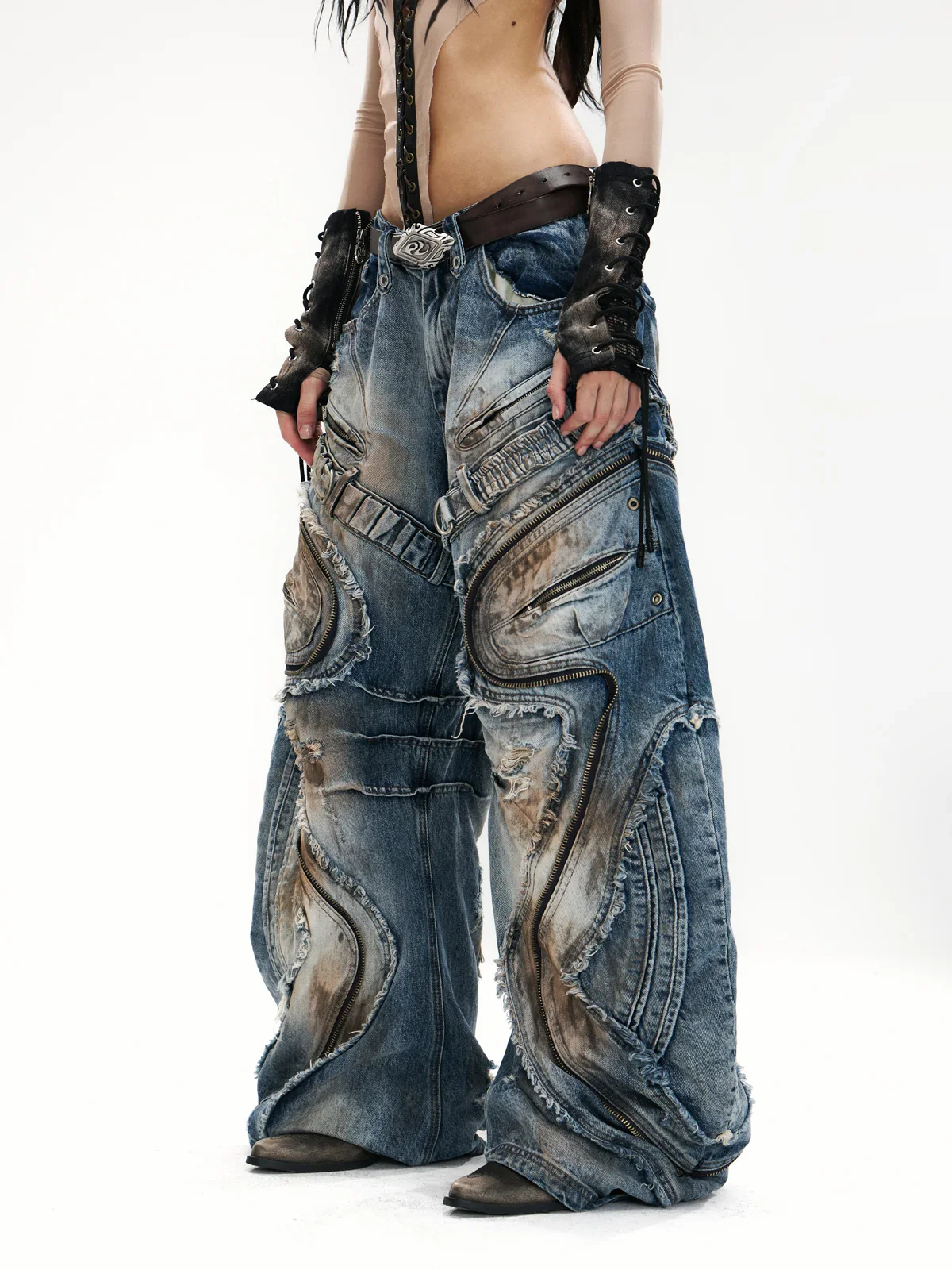Curved Blade Pleated Jeans with Distressed Wash