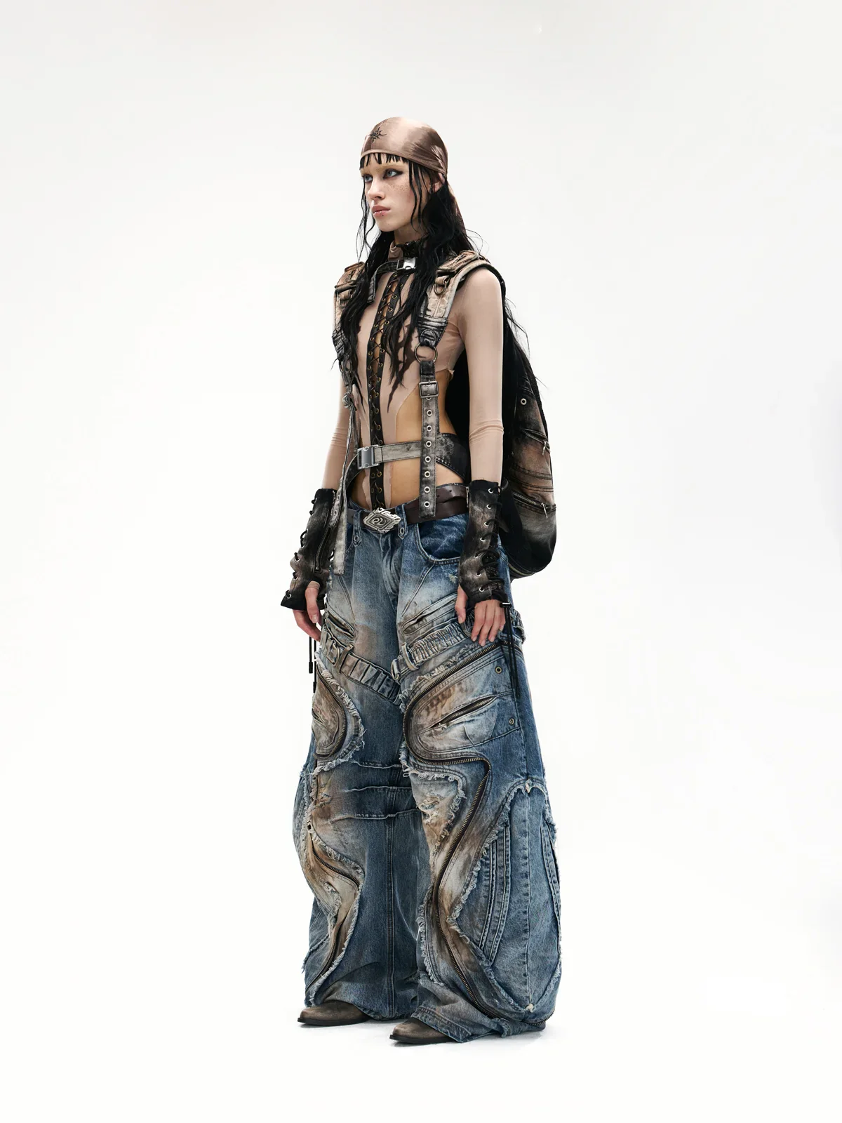 Curved Blade Pleated Jeans with Distressed Wash