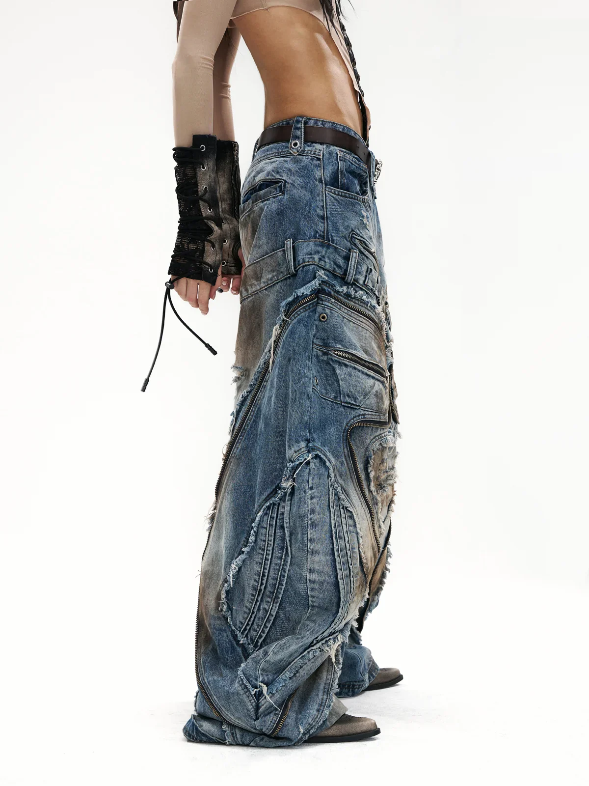 Curved Blade Pleated Jeans with Distressed Wash