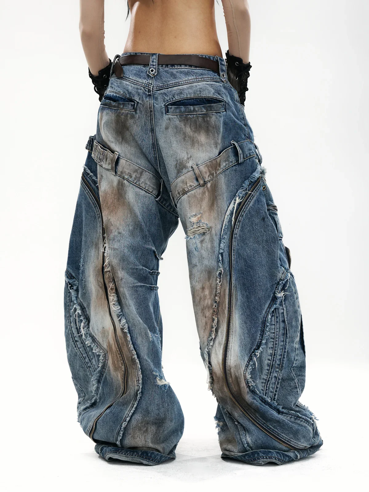 Curved Blade Pleated Jeans with Distressed Wash
