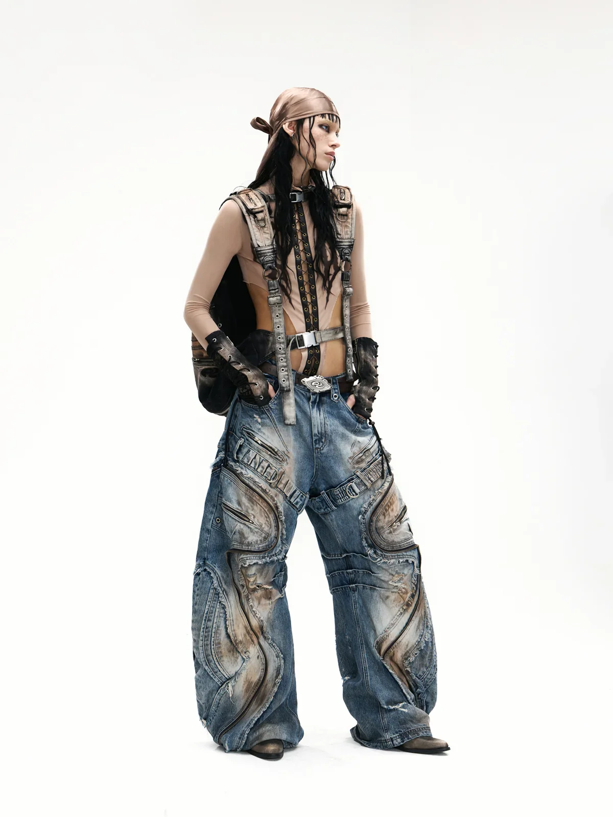 Curved Blade Pleated Jeans with Distressed Wash