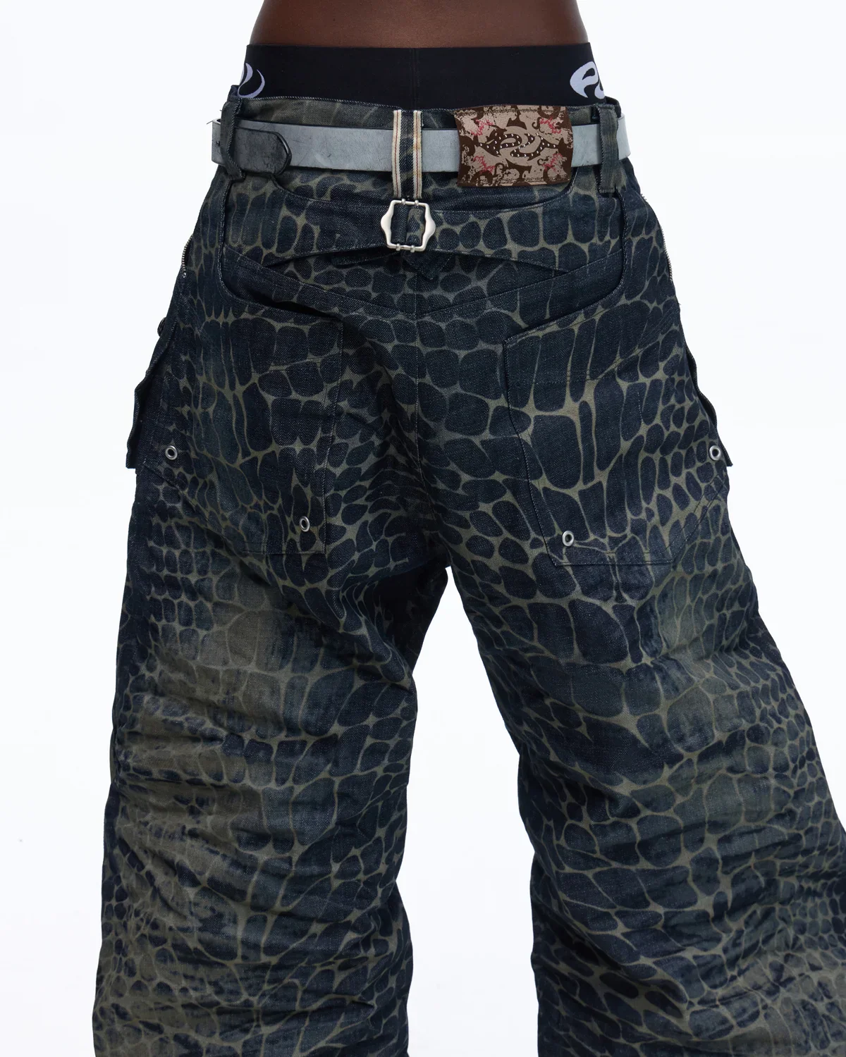 Personsoul Laser-Etched Crocodile-Patterned Raw Denim Curved Jeans