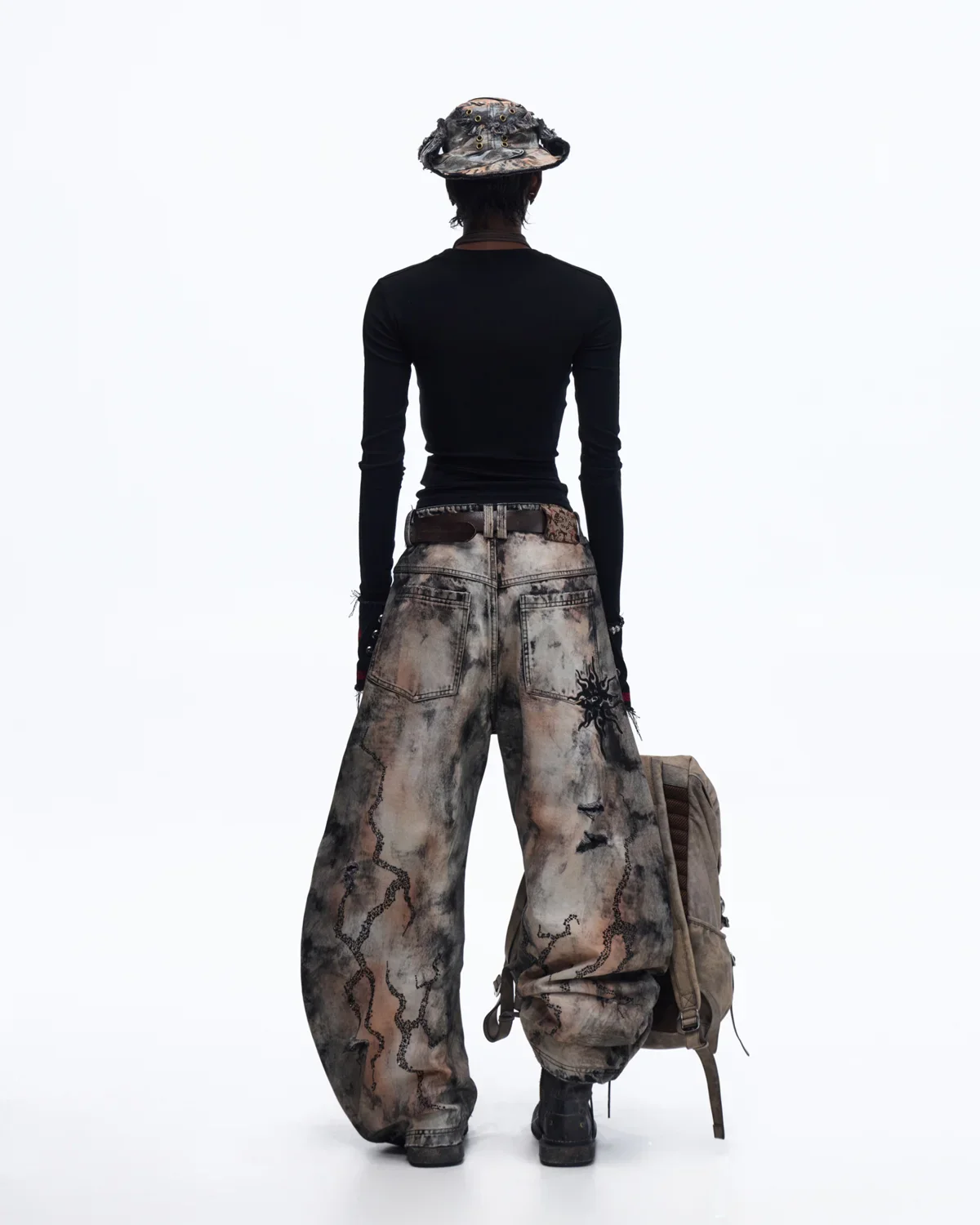 Personsoul Essential Long Sleeve Crewneck In Black