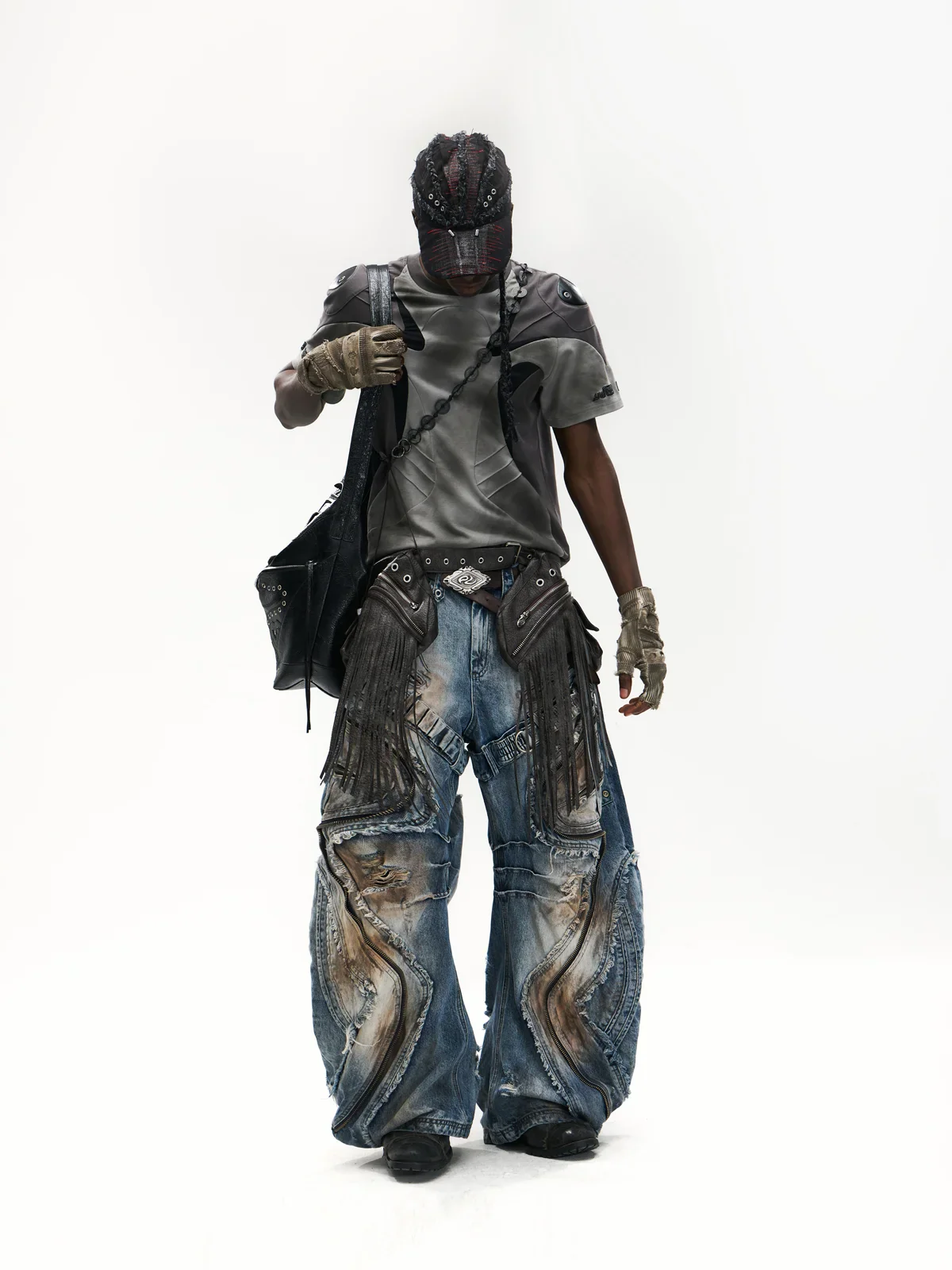 Curved Blade Pleated Jeans with Distressed Wash