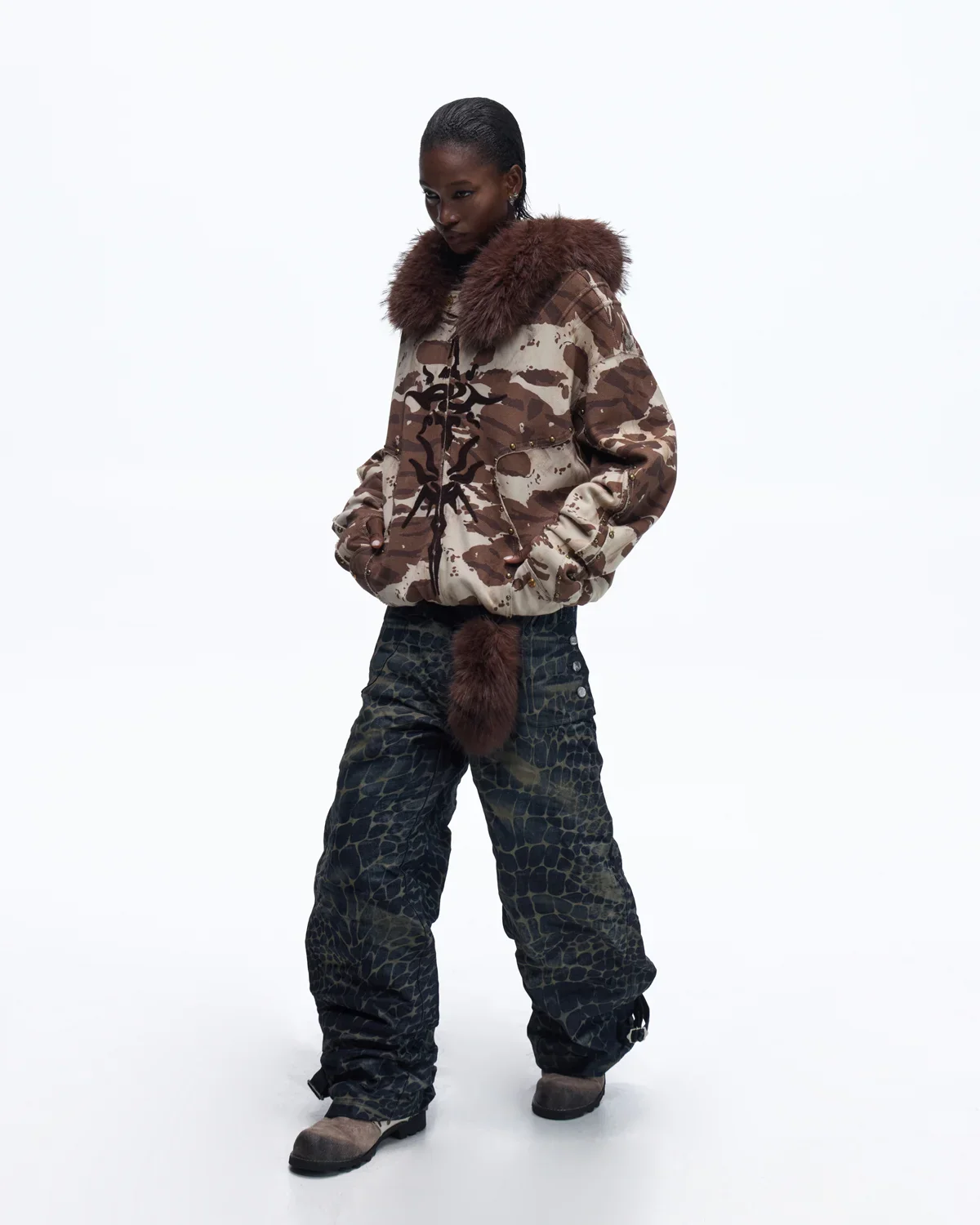 Personsoul Laser-Etched Crocodile-Patterned Raw Denim Curved Jeans