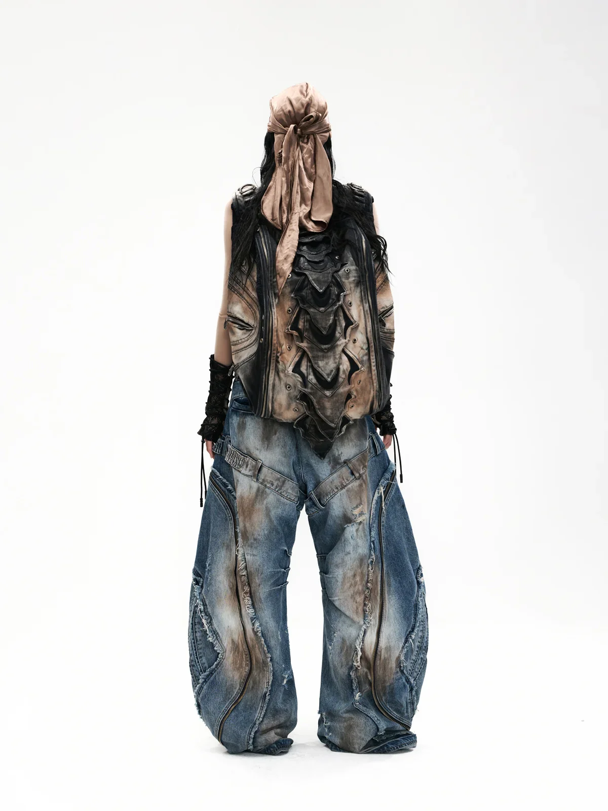 Curved Blade Pleated Jeans with Distressed Wash