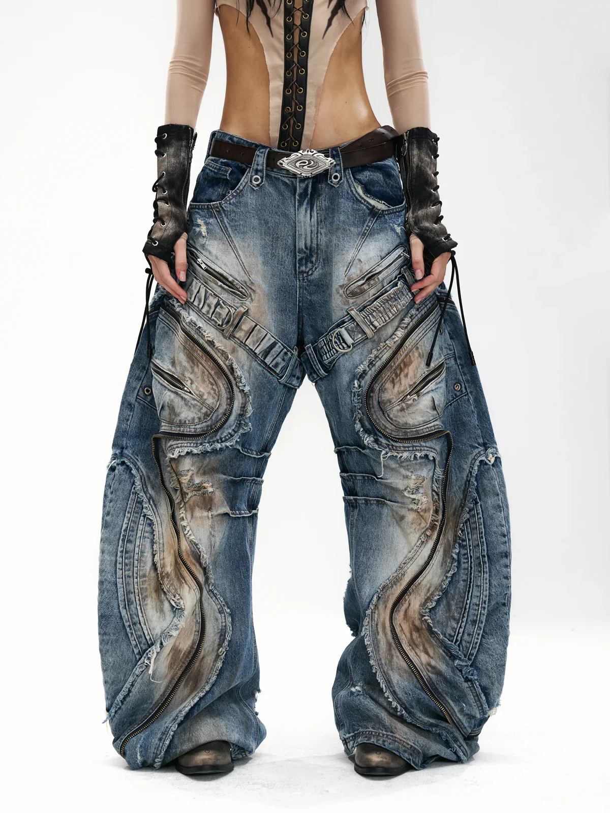 Curved Blade Pleated Jeans with Distressed Wash