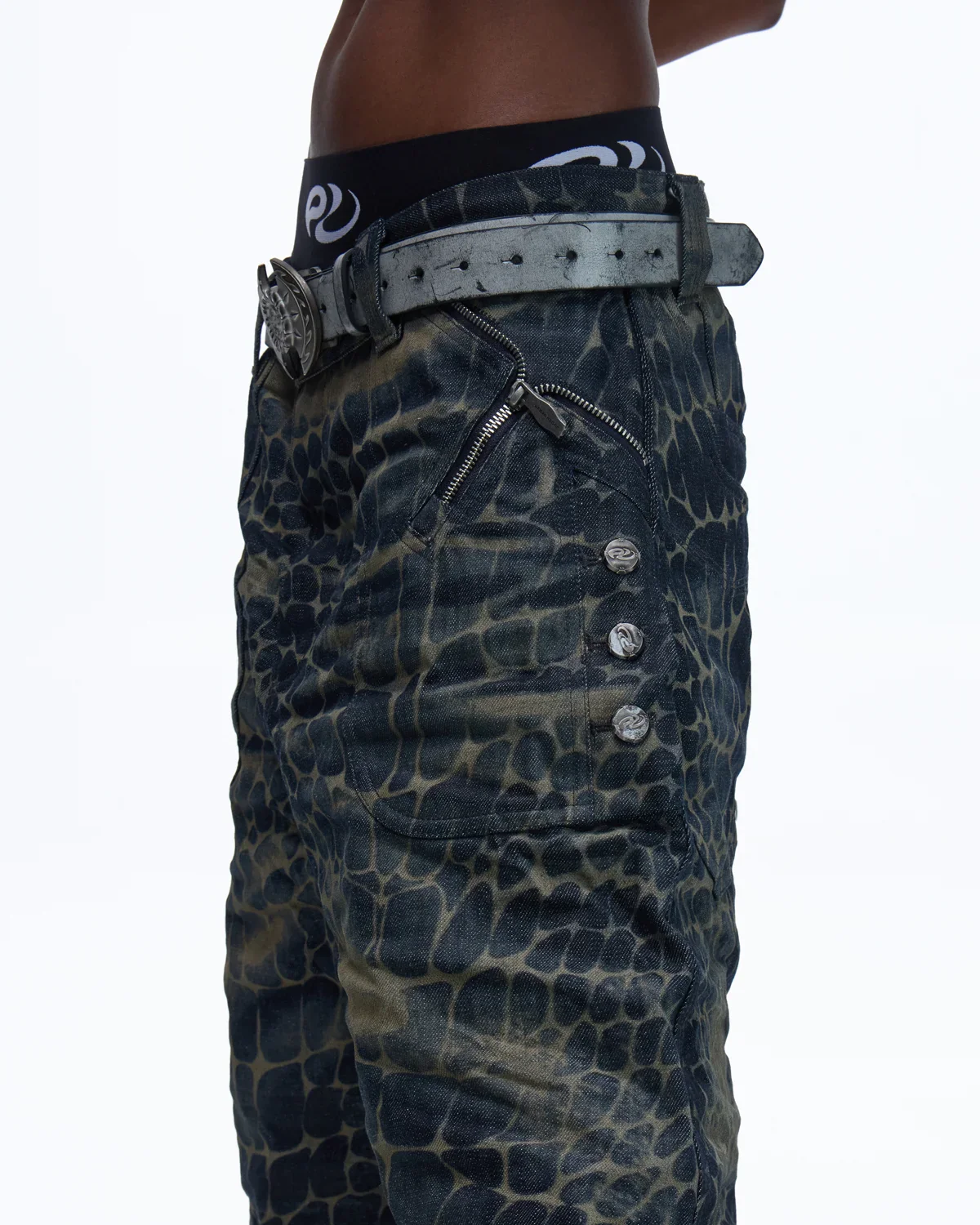 Personsoul Laser-Etched Crocodile-Patterned Raw Denim Curved Jeans