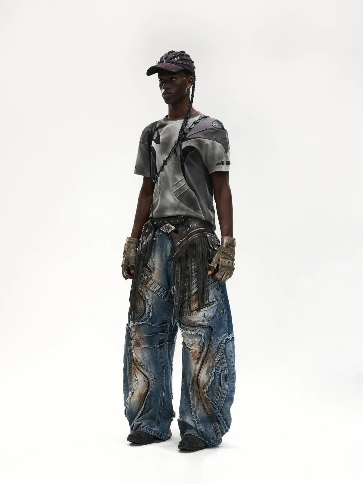 Curved Blade Pleated Jeans with Distressed Wash