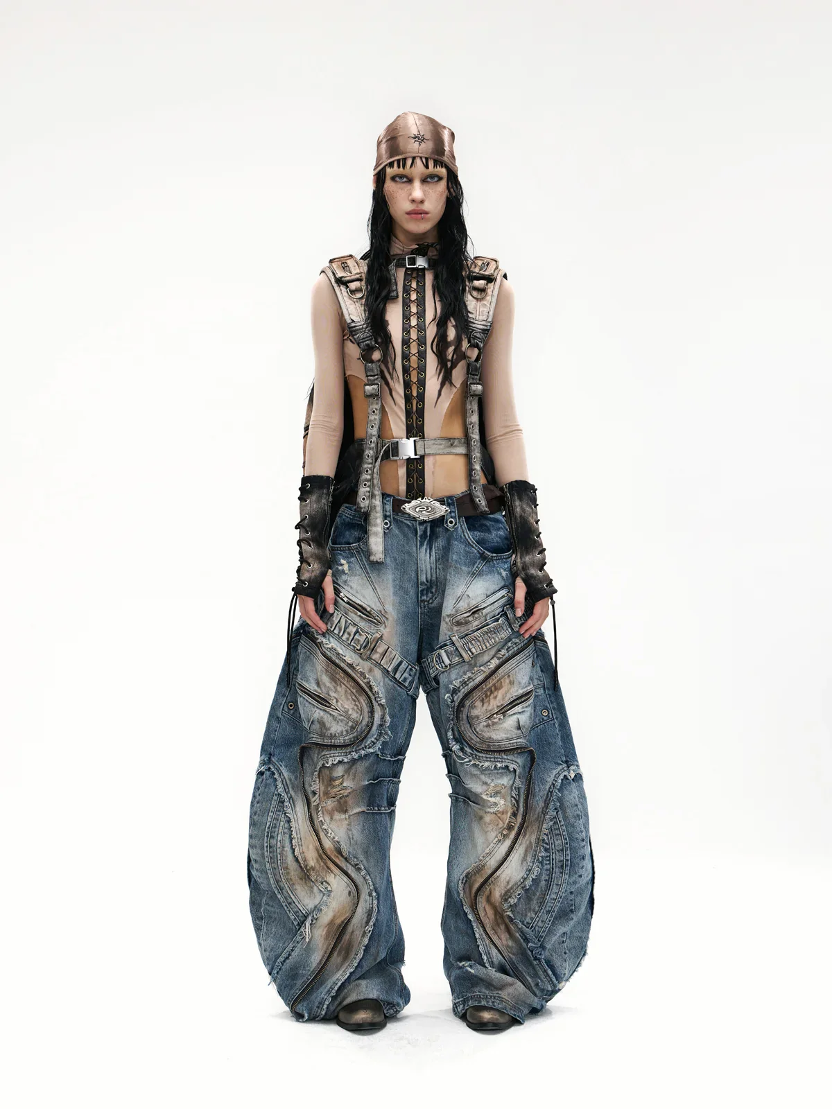 Curved Blade Pleated Jeans with Distressed Wash