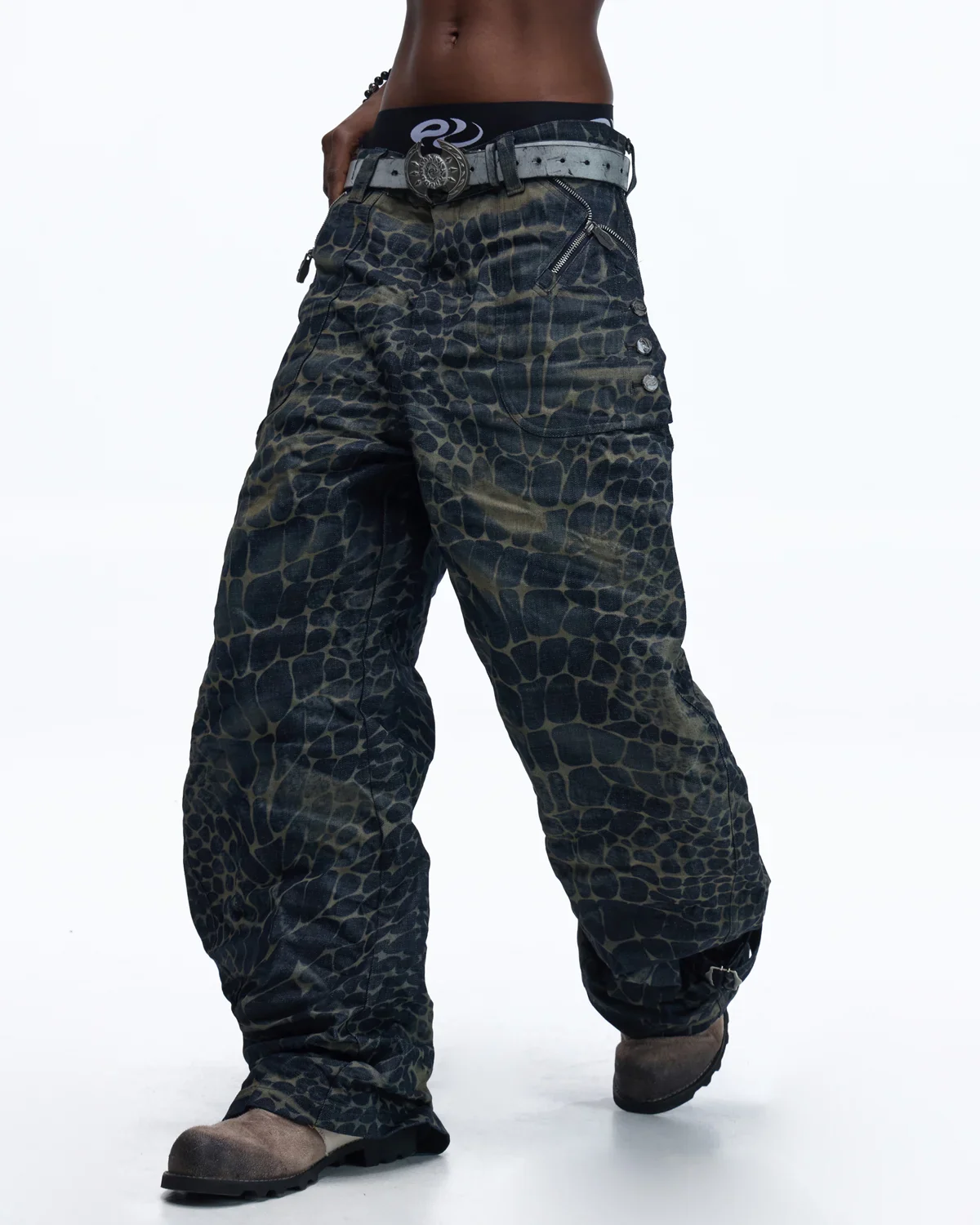 Personsoul Laser-Etched Crocodile-Patterned Raw Denim Curved Jeans