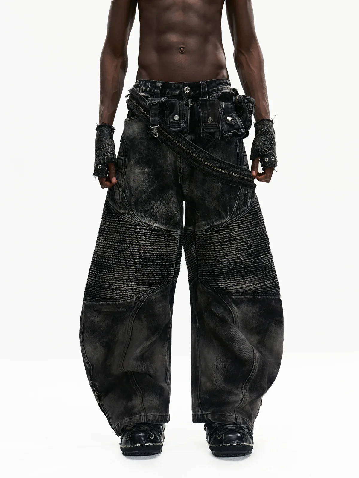 Temperature-Reactive Curved Jeans with Bag Set