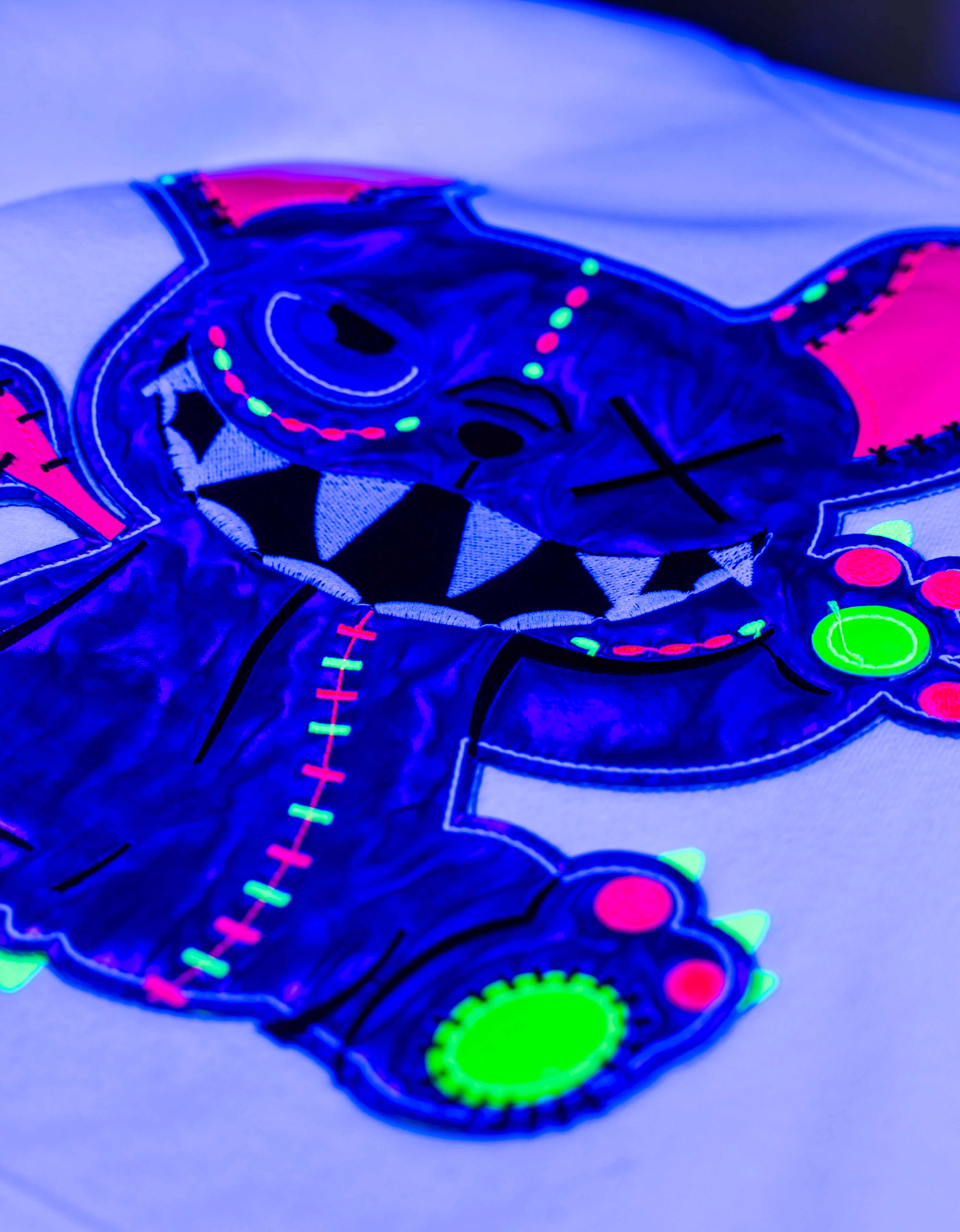 NEON ROYALTY HOODIE WHITE