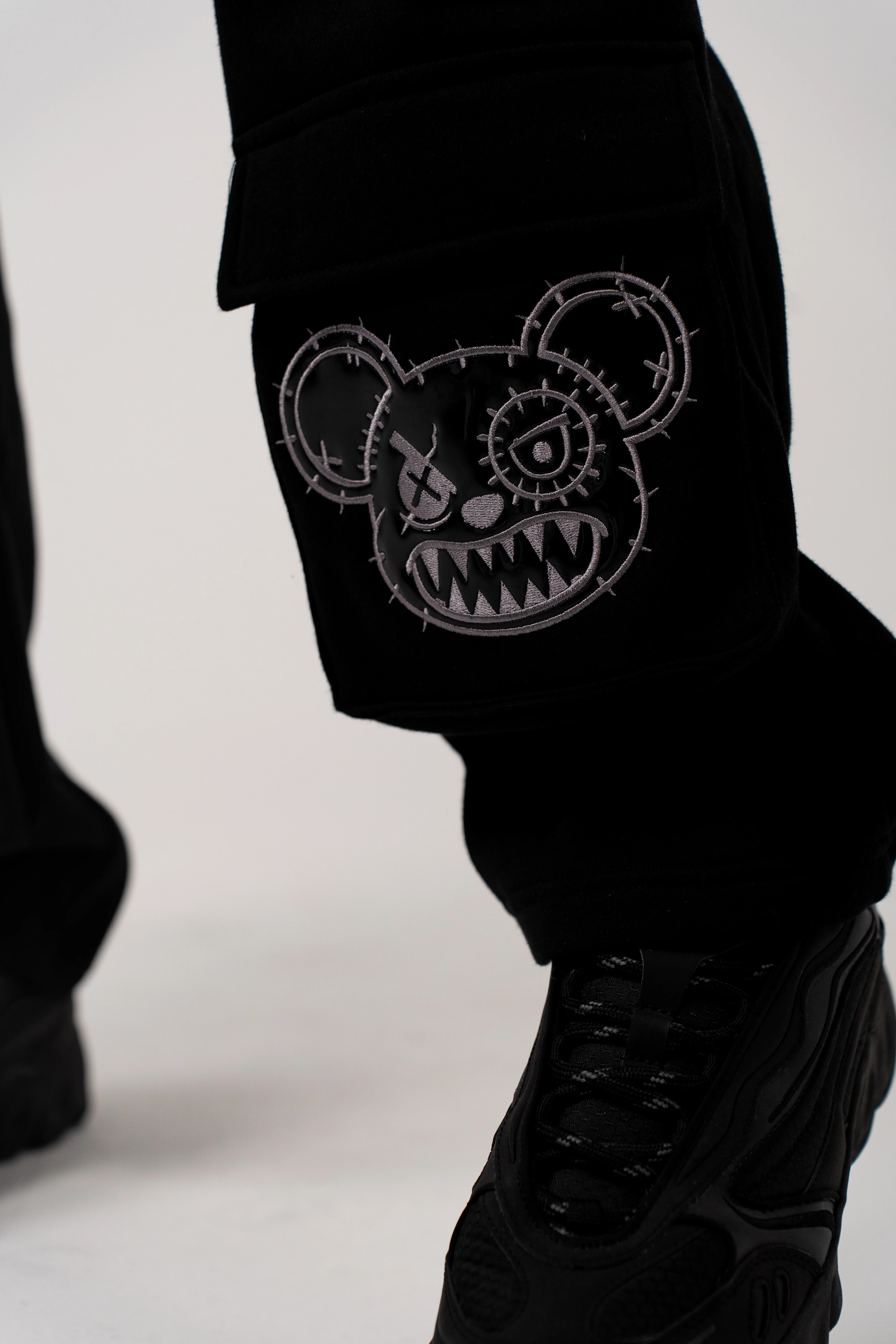 BLACK ICE CARGO SWEATPANTS