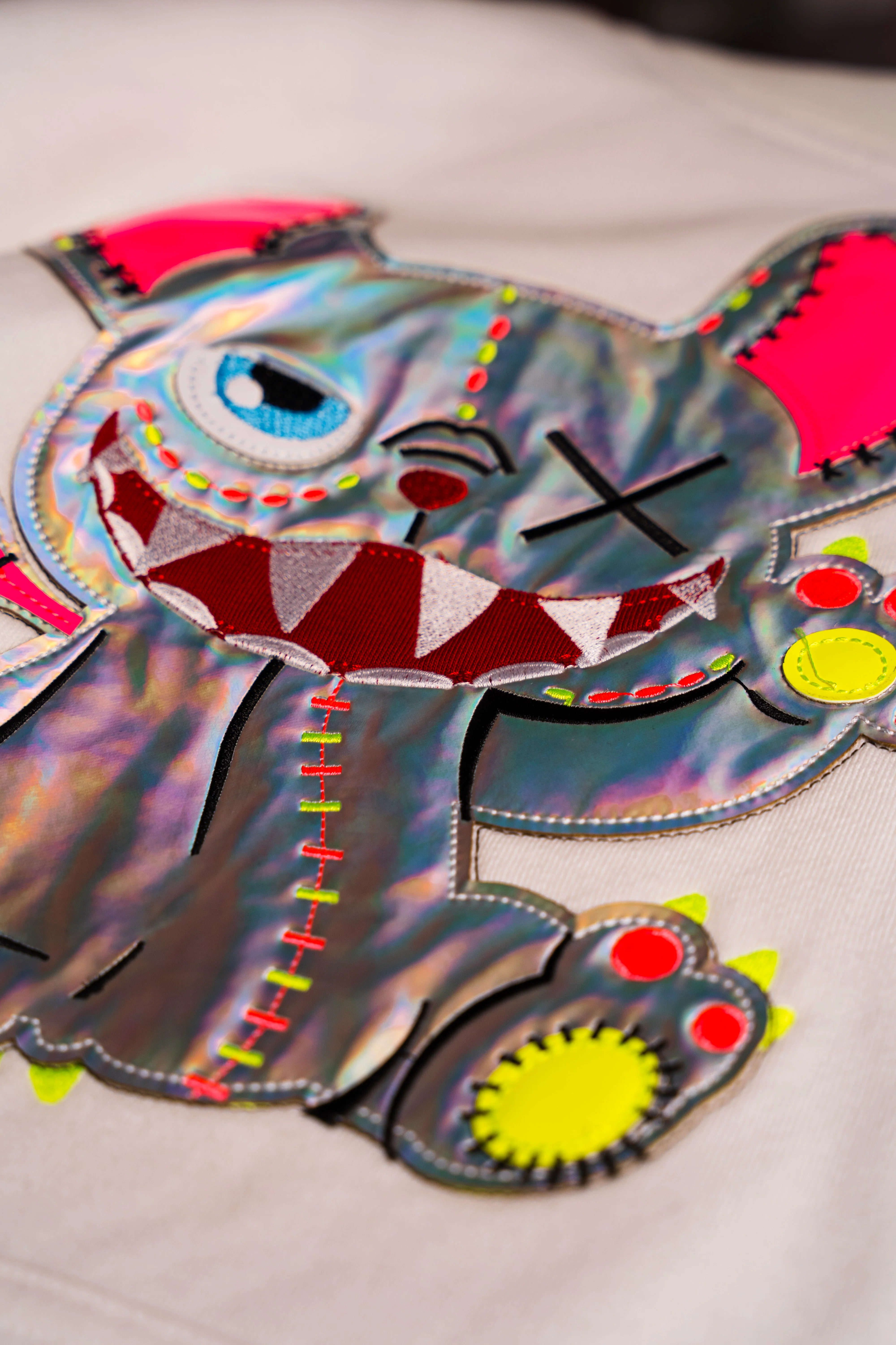 NEON ROYALTY HOODIE WHITE