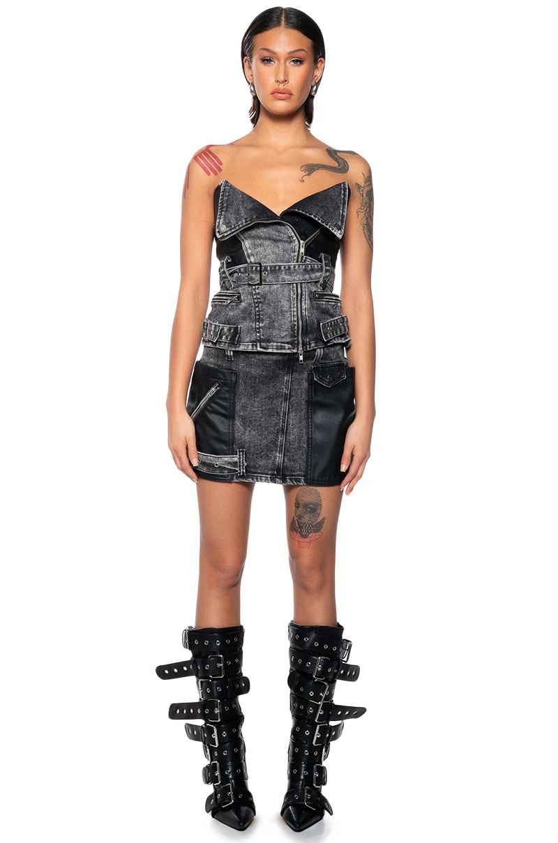 EXCLUSIVE LOOKS BELT DETAIL MINI SKIRT